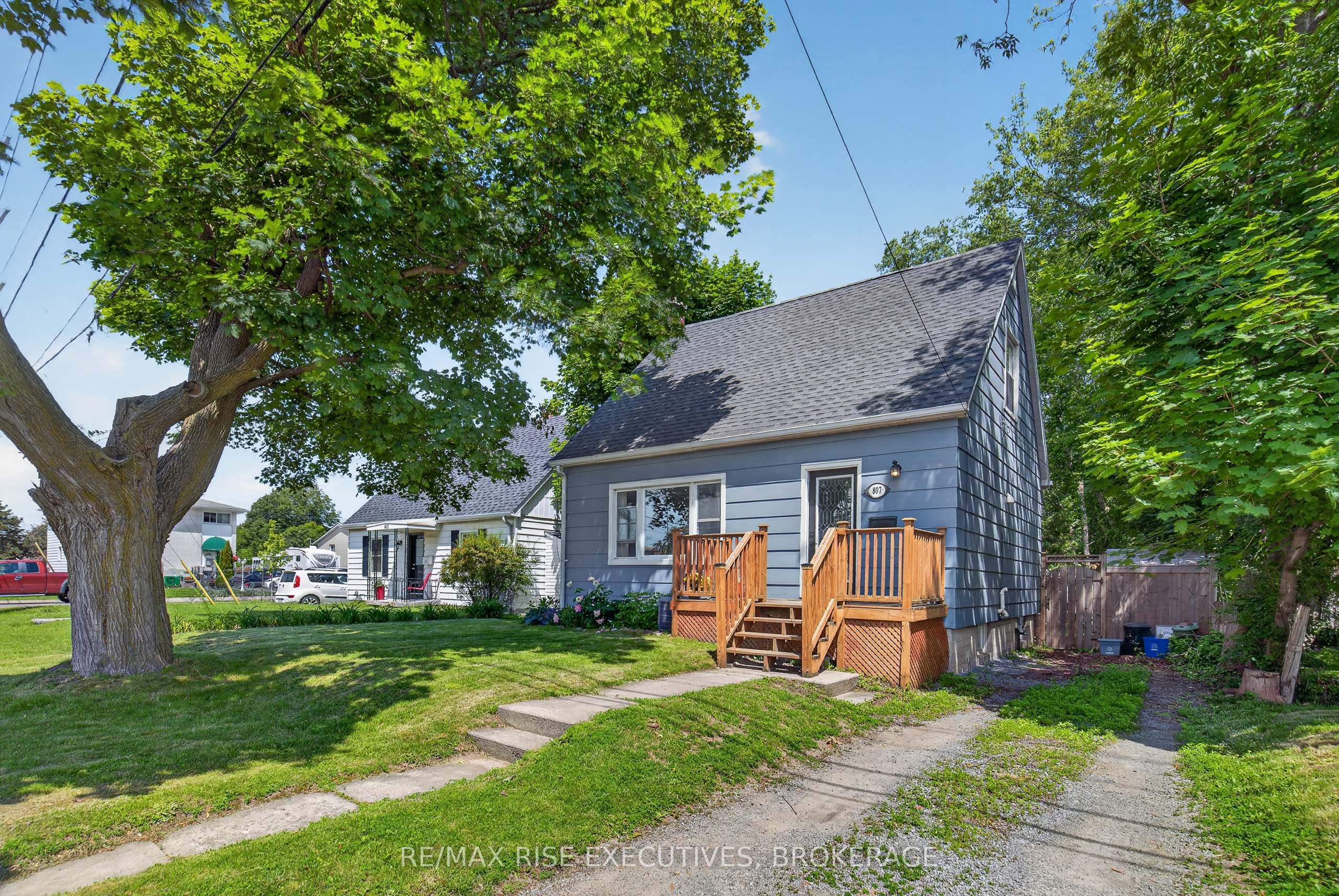 807 Brock Street, Kingston, ON K7L 1W6 photo 3