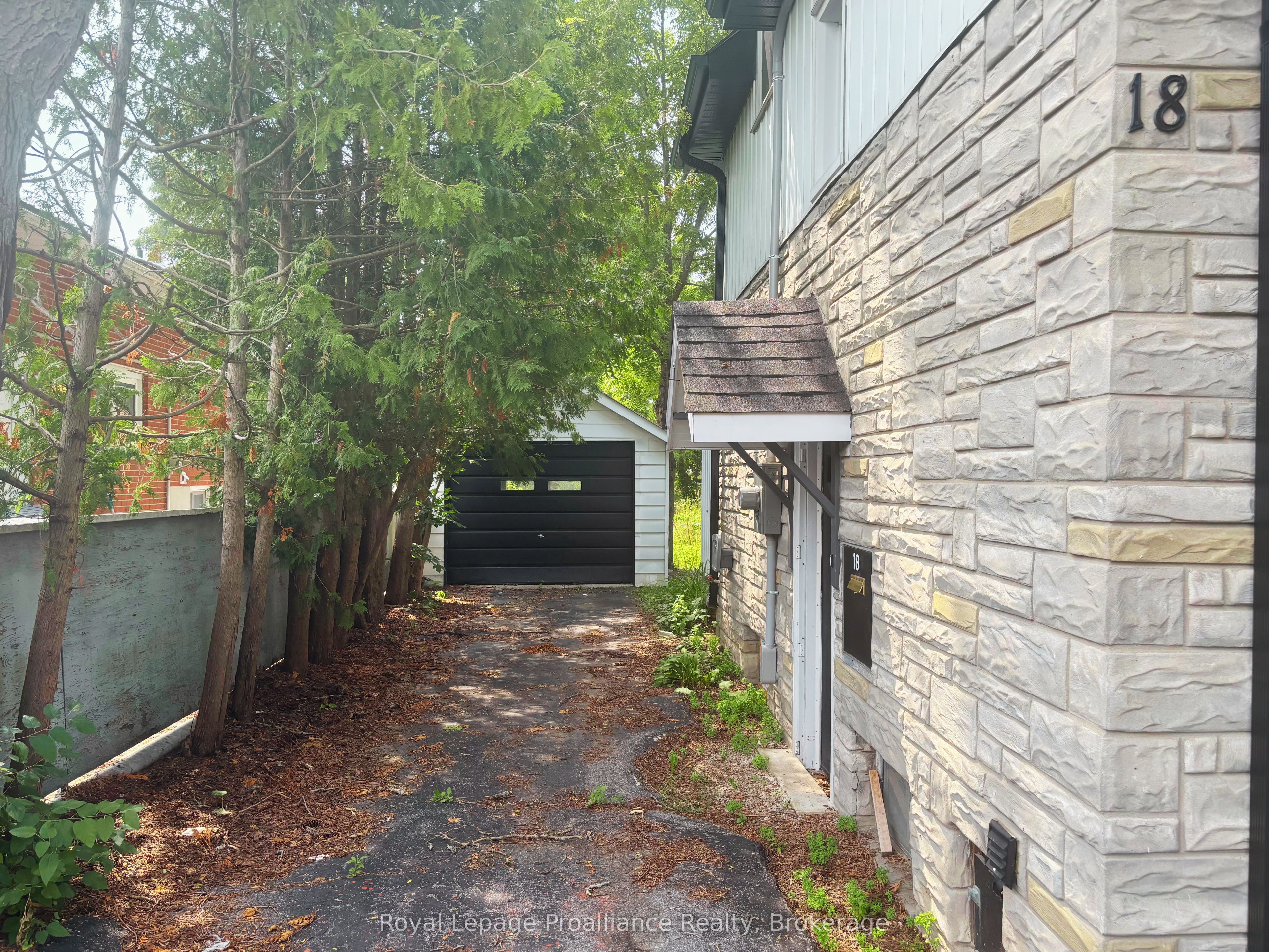 18 Ritchie Avenue, Belleville, ON K8P 3V9 photo 2