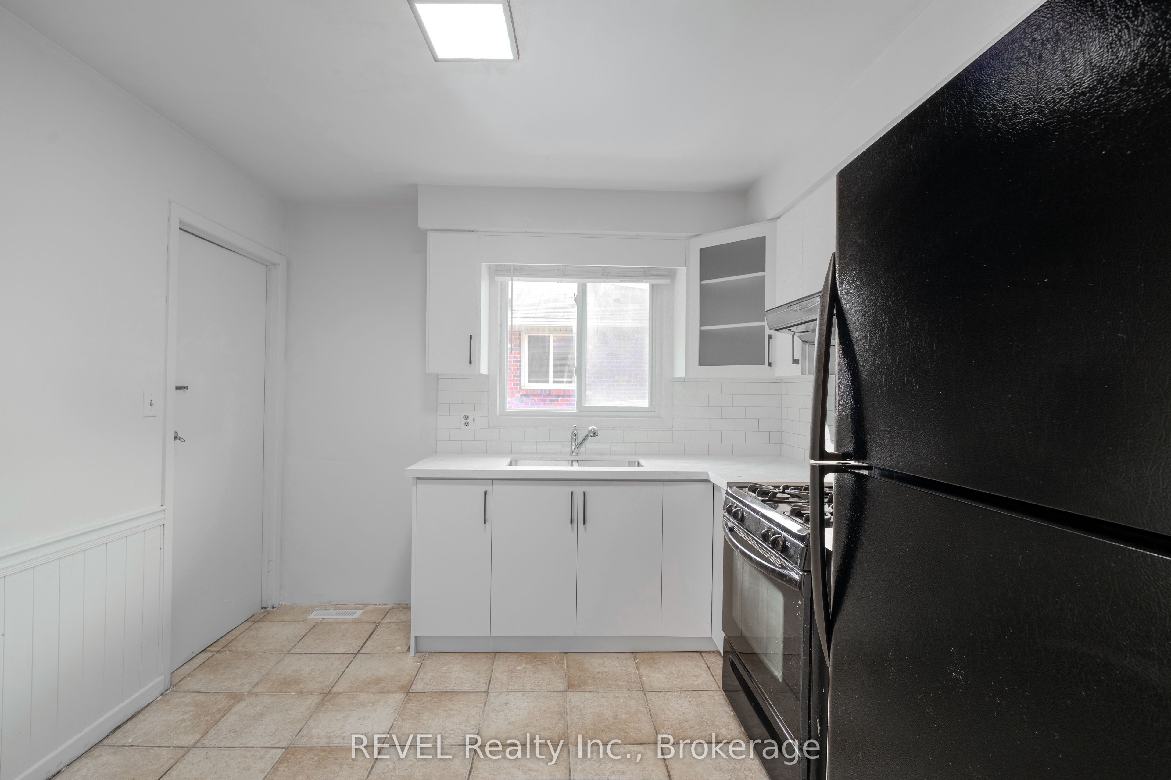 552 First Avenue, Welland, ON L3C 1Z3 photo 3