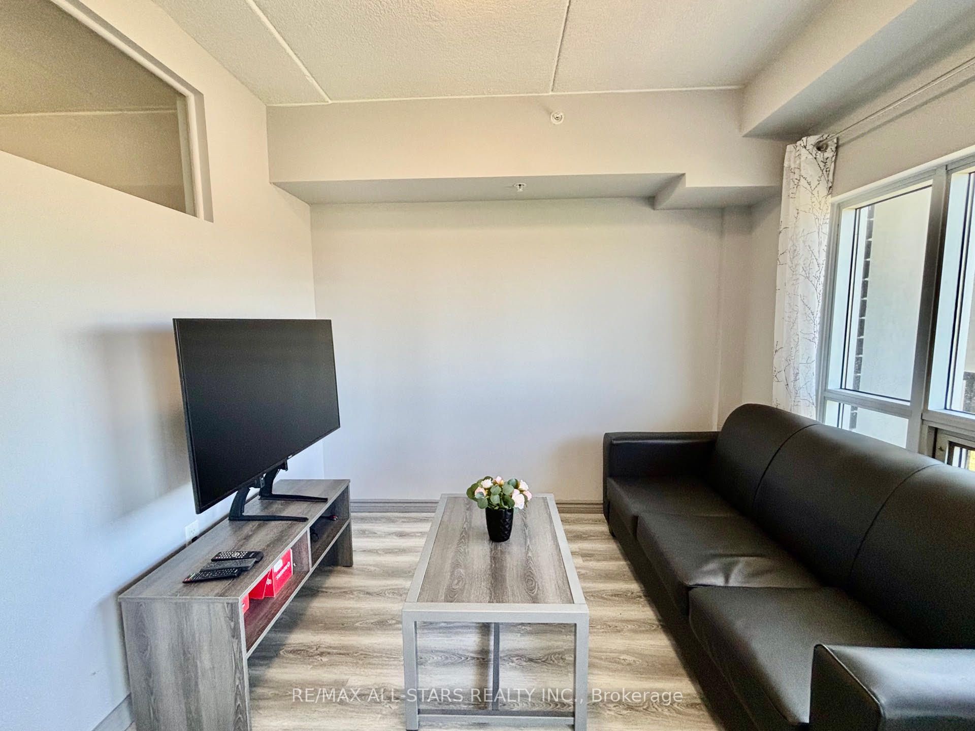 275 Larch Street 507, Waterloo, ON N2L 3R2 photo 3