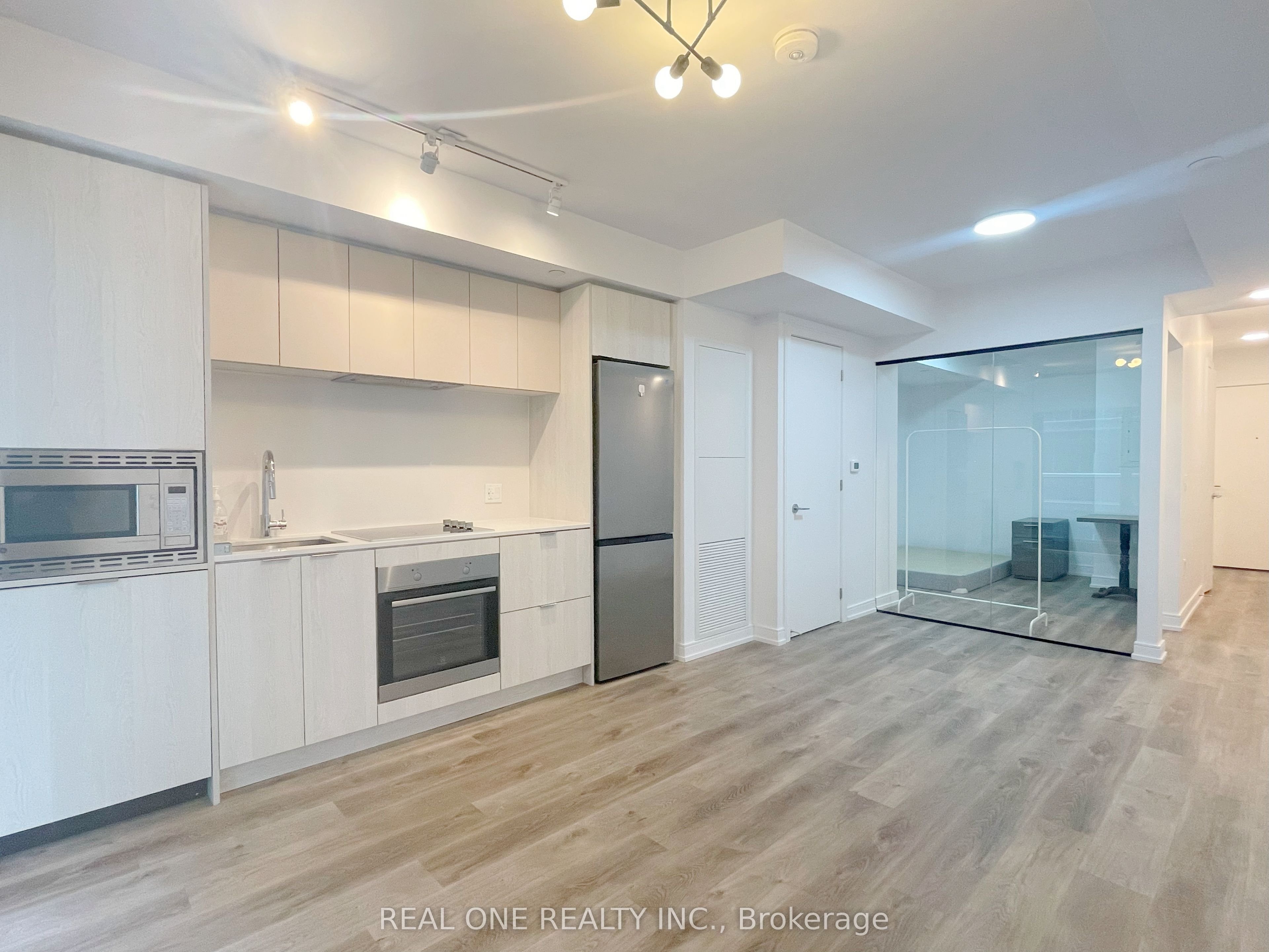 1 Jarvis Street 820, Hamilton, ON L8R 0A8 photo 2