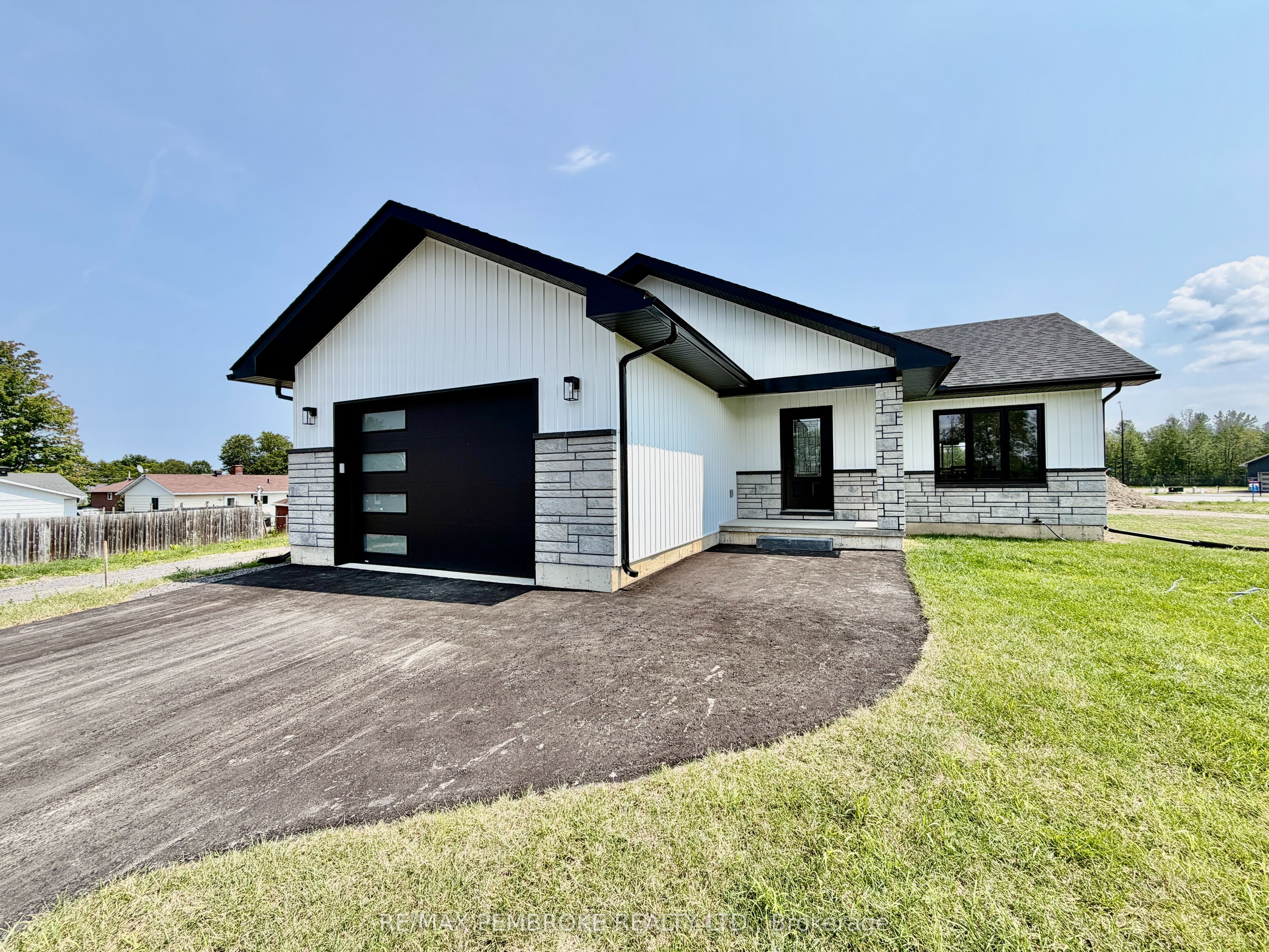 62 Eddy Crescent E, Pembroke, ON K8A 0M1 photo 2