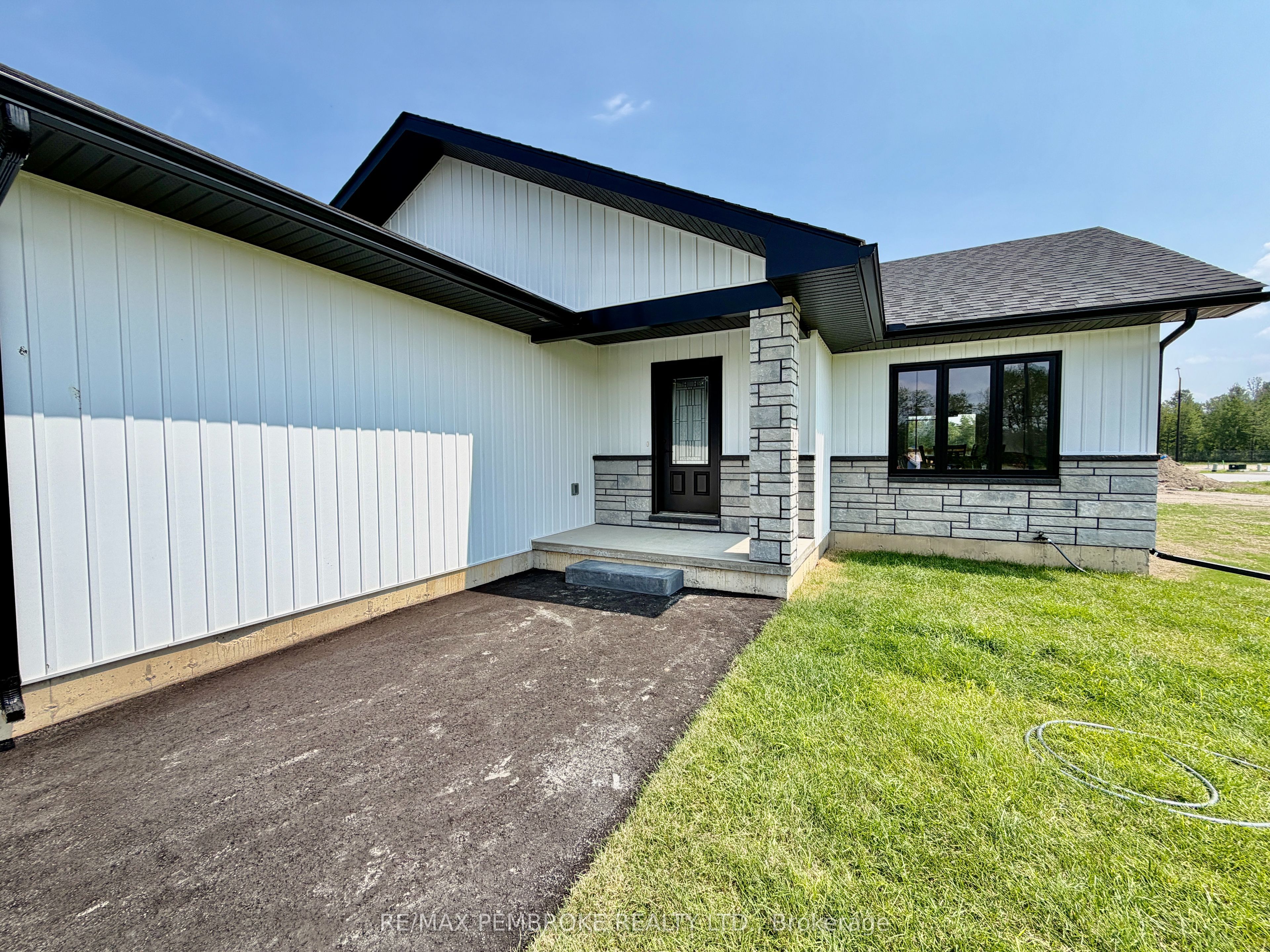 62 Eddy Crescent E, Pembroke, ON K8A 0M1 photo 4