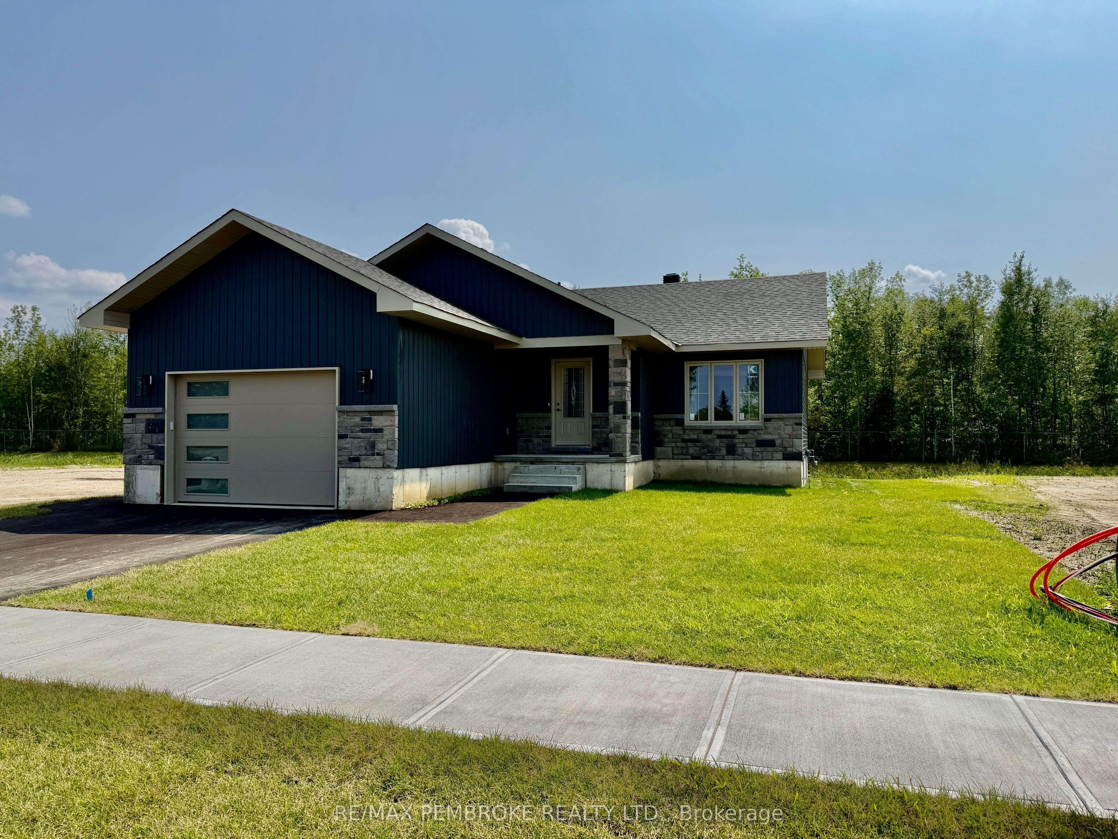 13 Eddy Crescent, Pembroke, ON K8A 0M1 photo 2