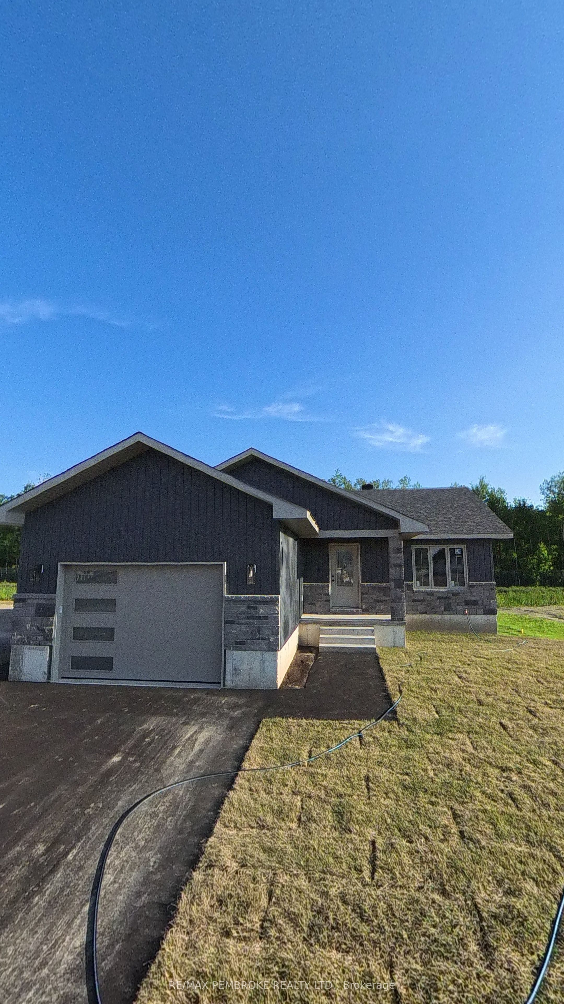 13 Eddy Crescent, Pembroke, ON K8A 0M1 photo 3