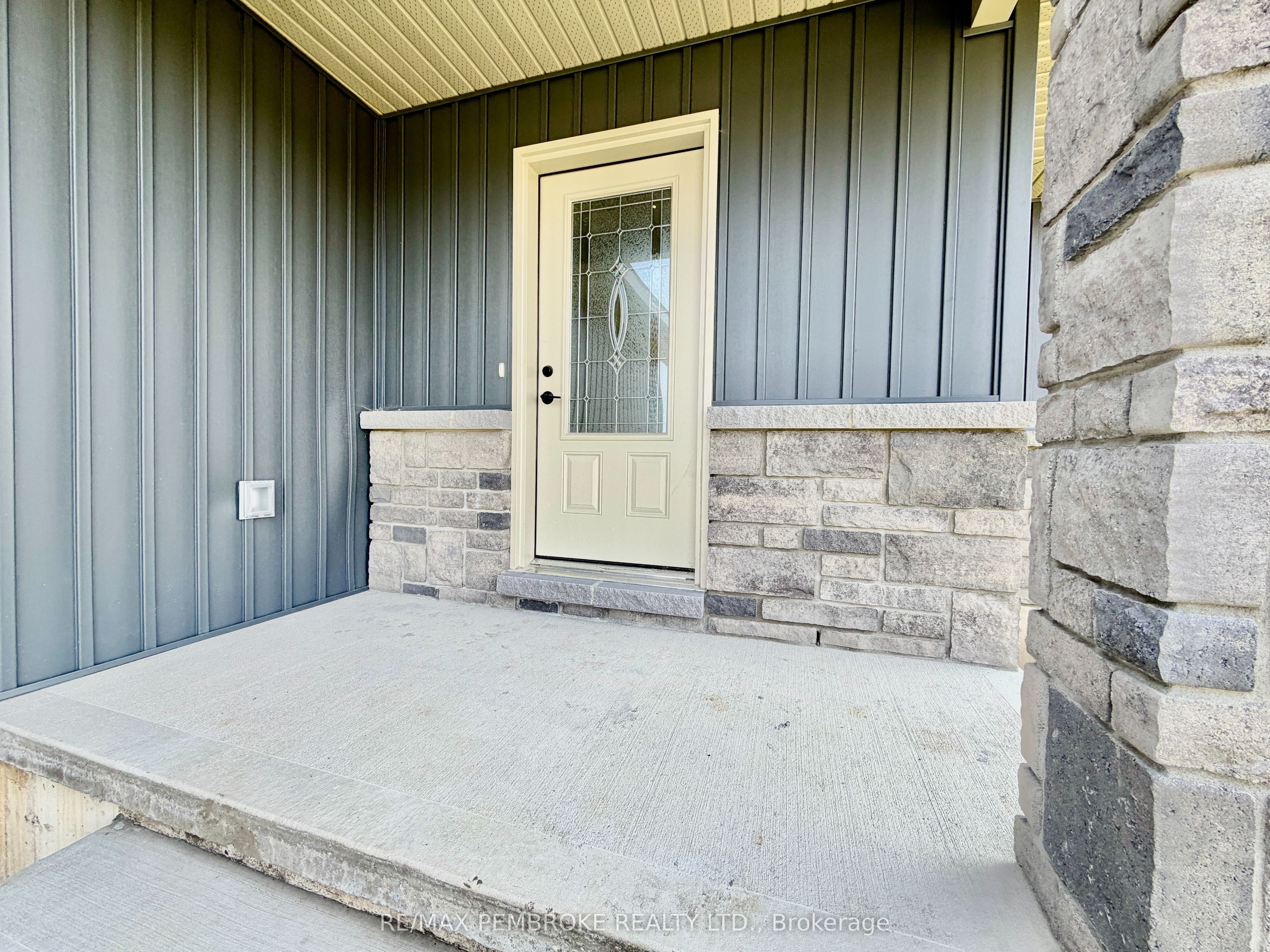 13 Eddy Crescent, Pembroke, ON K8A 0M1 photo 4