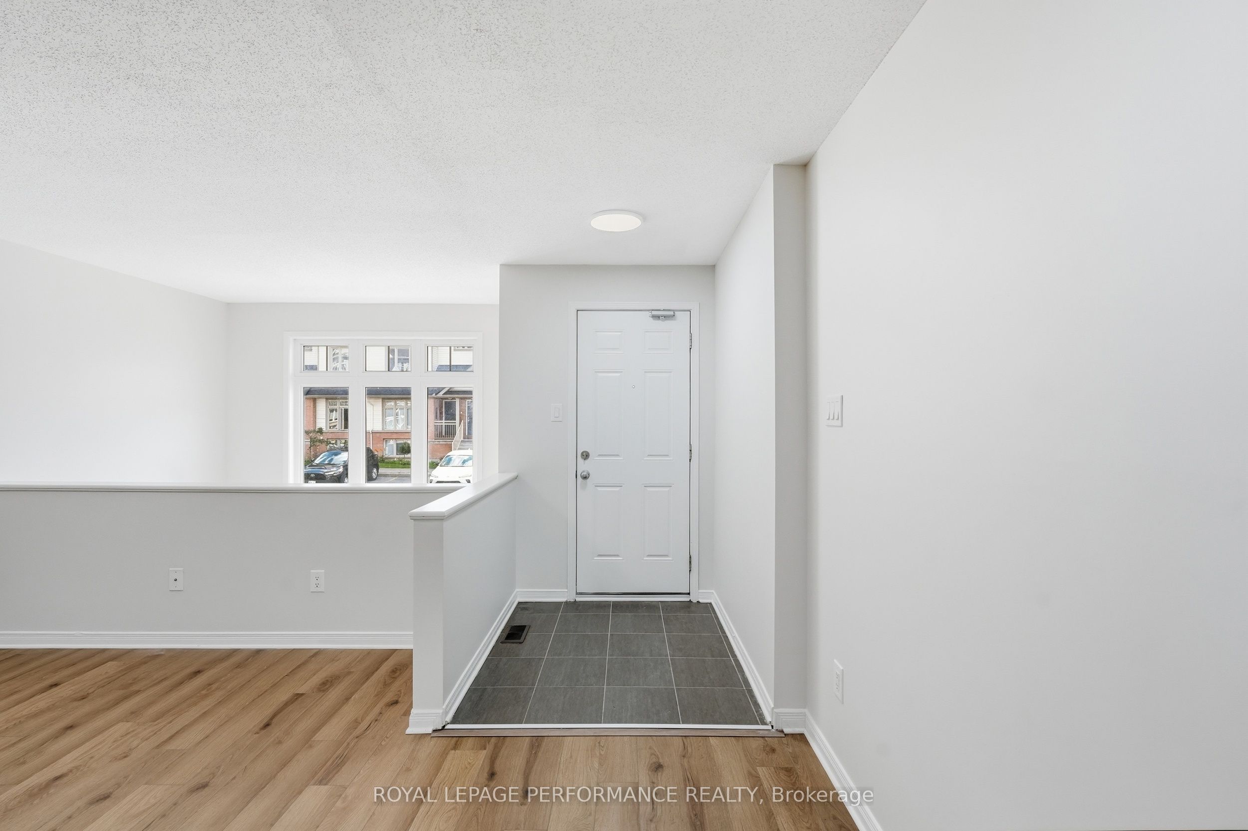 322 Galston Private, Orleans - Convent Glen and Area, ON K1W 0G3 photo 3