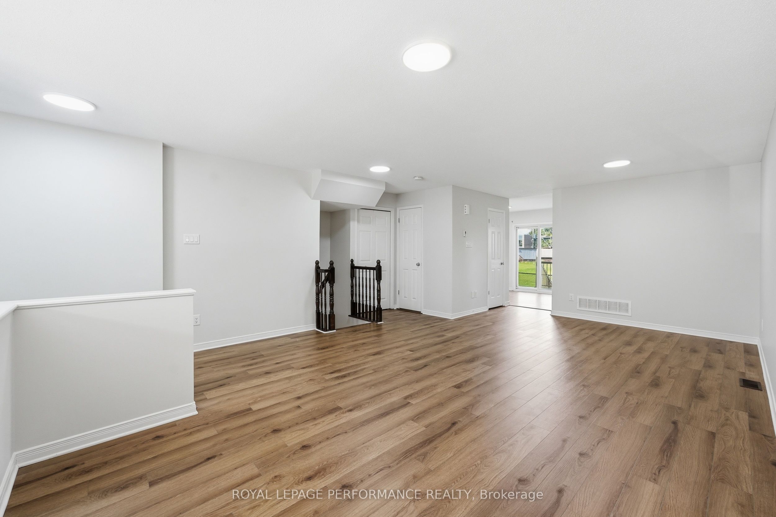 322 Galston Private, Orleans - Convent Glen and Area, ON K1W 0G3 photo 4