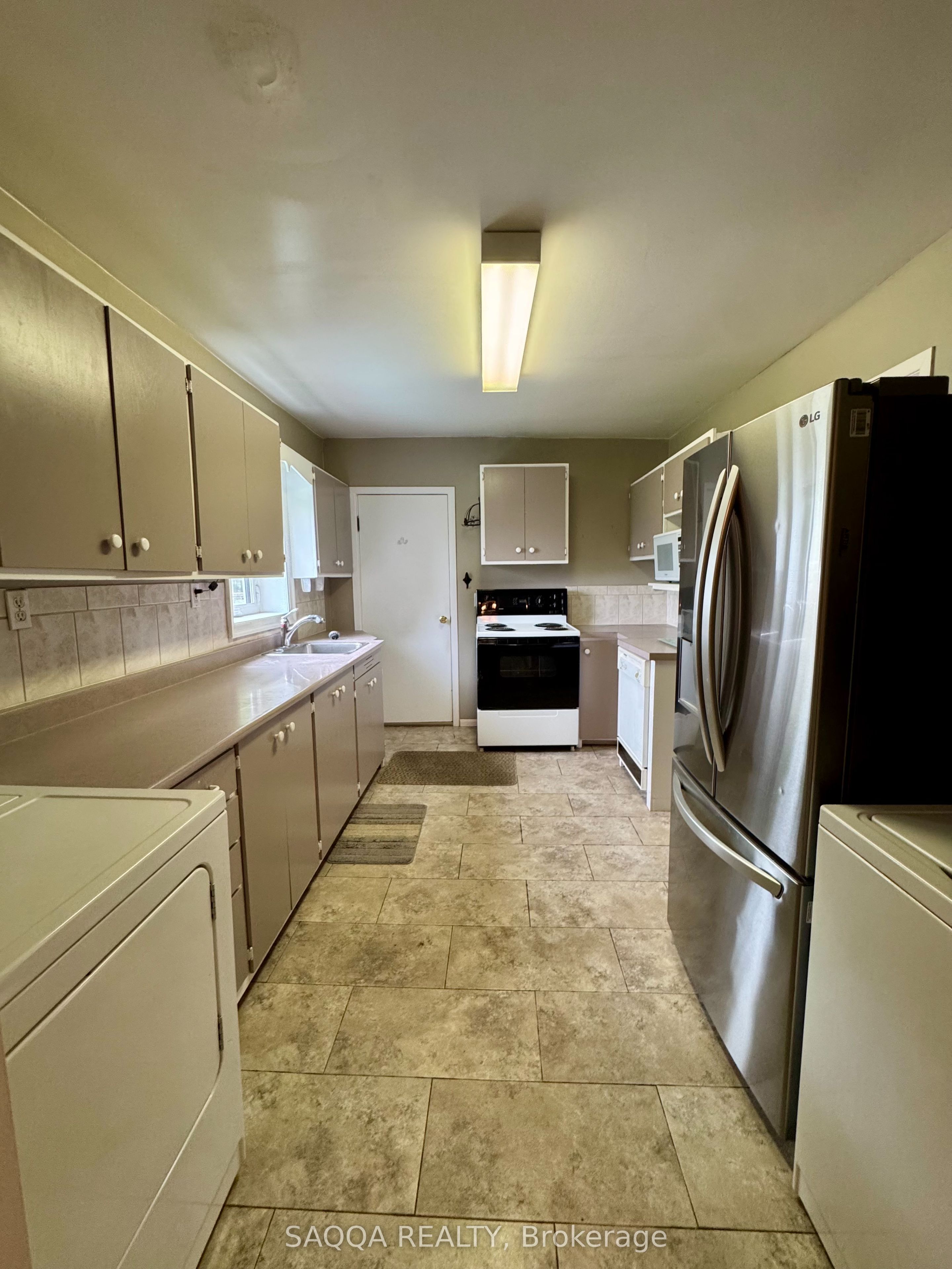 100 Niagara Street Main+Basement, St. Catharines, ON L2R 4L4