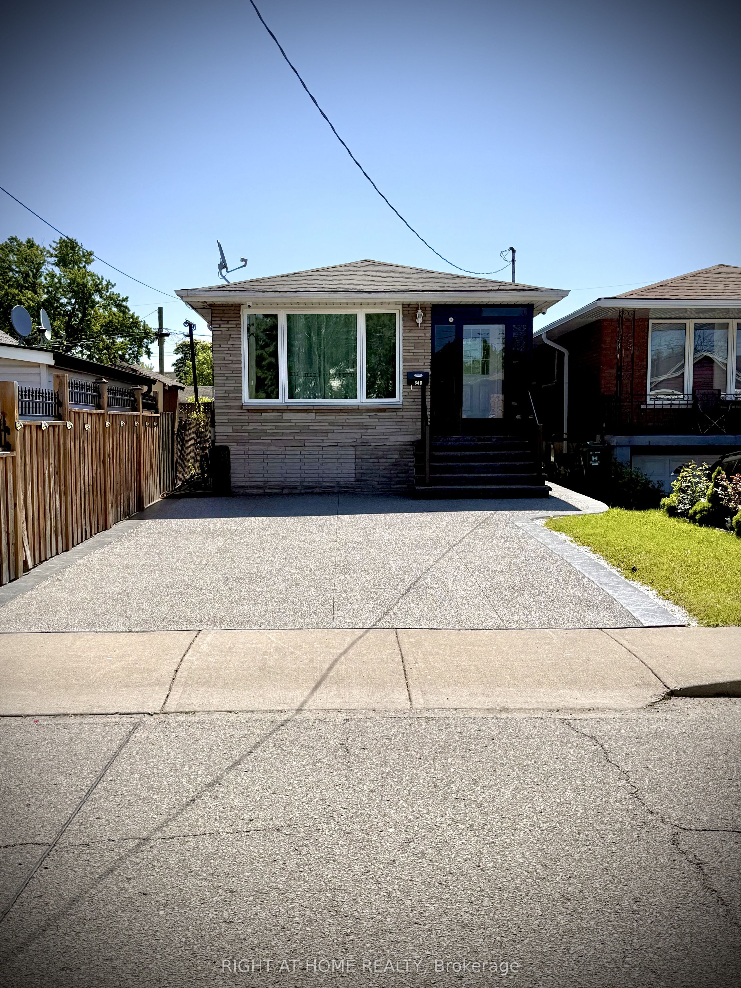 640 Tate Avenue, Hamilton, ON L8H 6E3