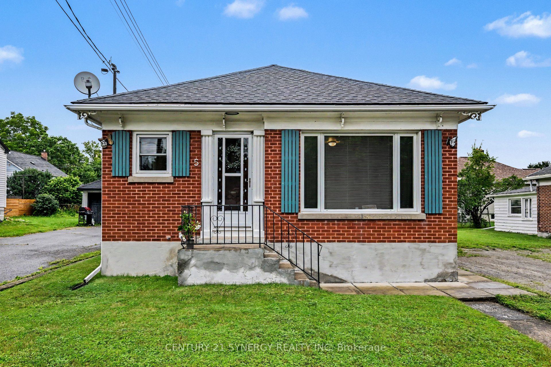 5 Queen Street, Smiths Falls, ON K7A 3N1