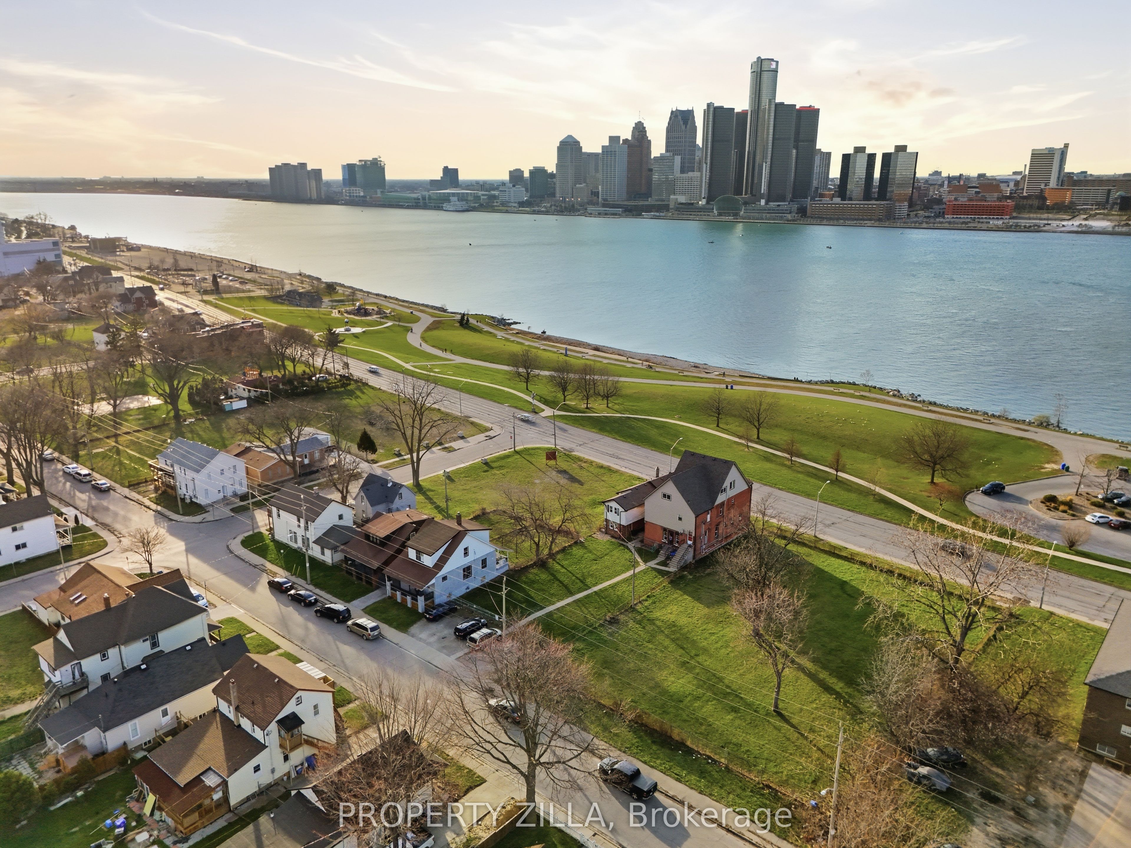 819-829 RIVERSIDE Drive E, Windsor, ON N9A 2T4 photo 2