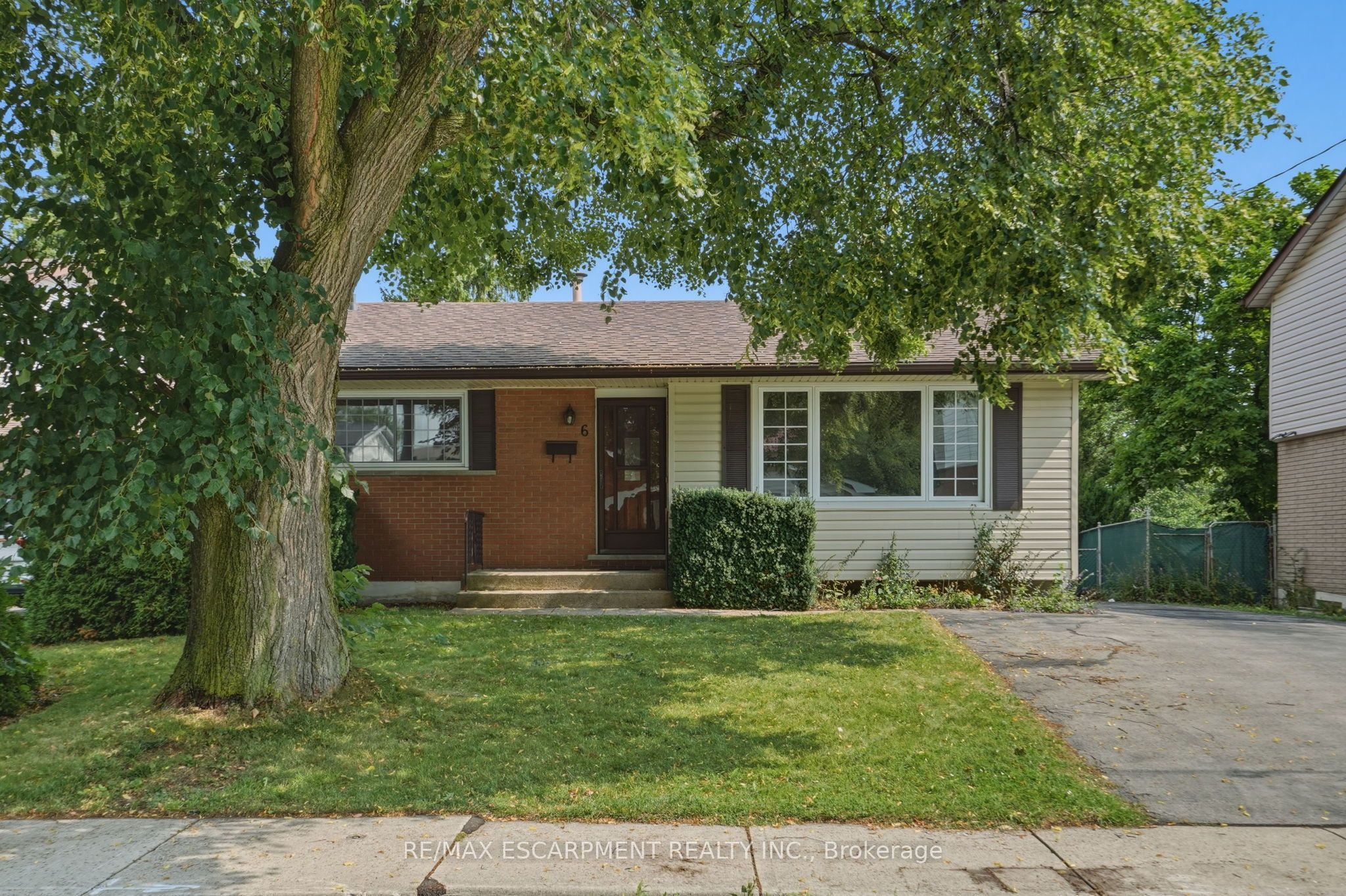6 Caprice Court, Hamilton, ON L9C 2N5