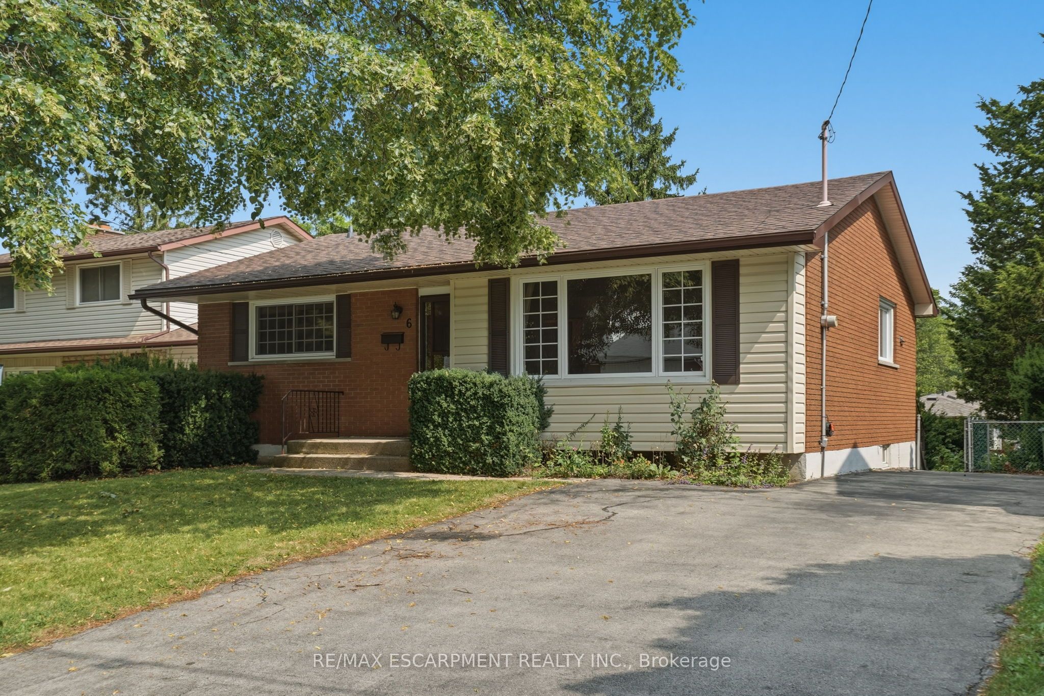 6 Caprice Court, Hamilton, ON L9C 2N5 photo 3