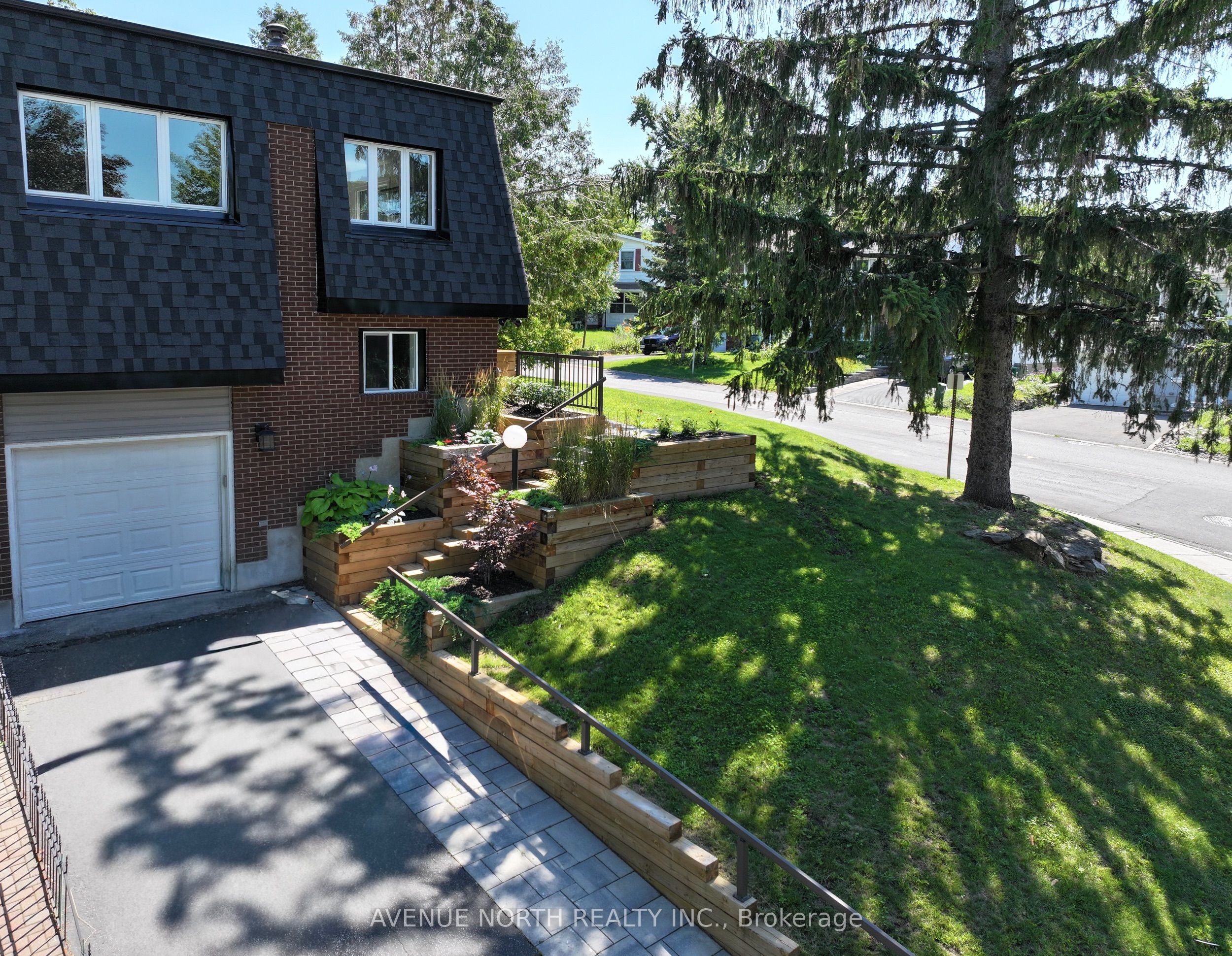 2 OBERON Street, Bells Corners and South to Fallowfield, ON K2H 7X7 photo 2
