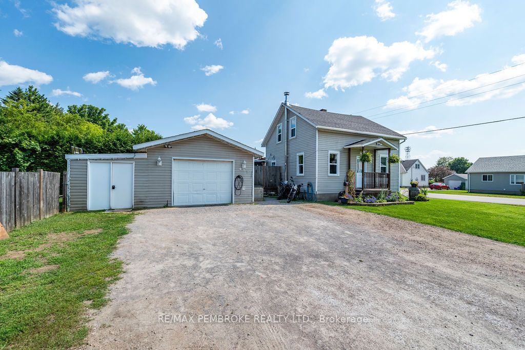 617 Third Avenue S, Laurentian Valley, ON K8A 5H1 photo 2