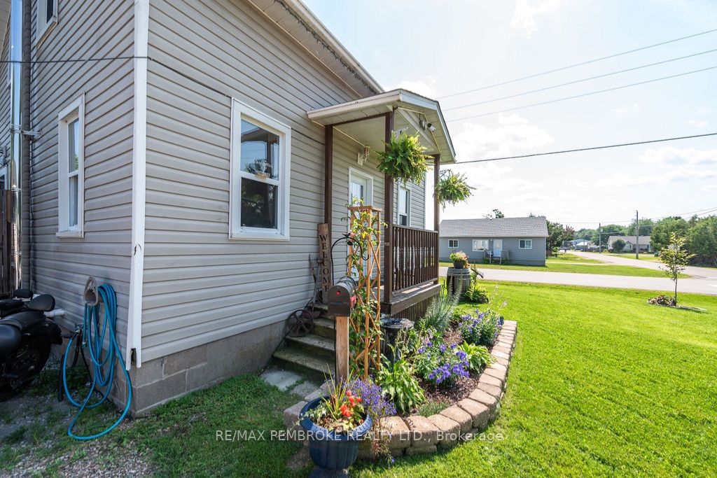 617 Third Avenue S, Laurentian Valley, ON K8A 5H1 photo 4