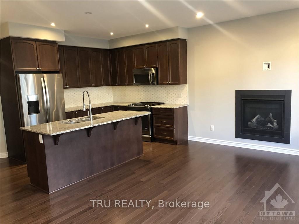 222 FERGUS Crescent, Barrhaven, ON K2J 3L7 photo 2