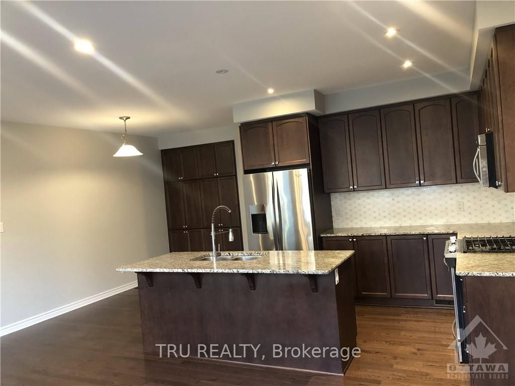 222 FERGUS Crescent, Barrhaven, ON K2J 3L7 photo 3