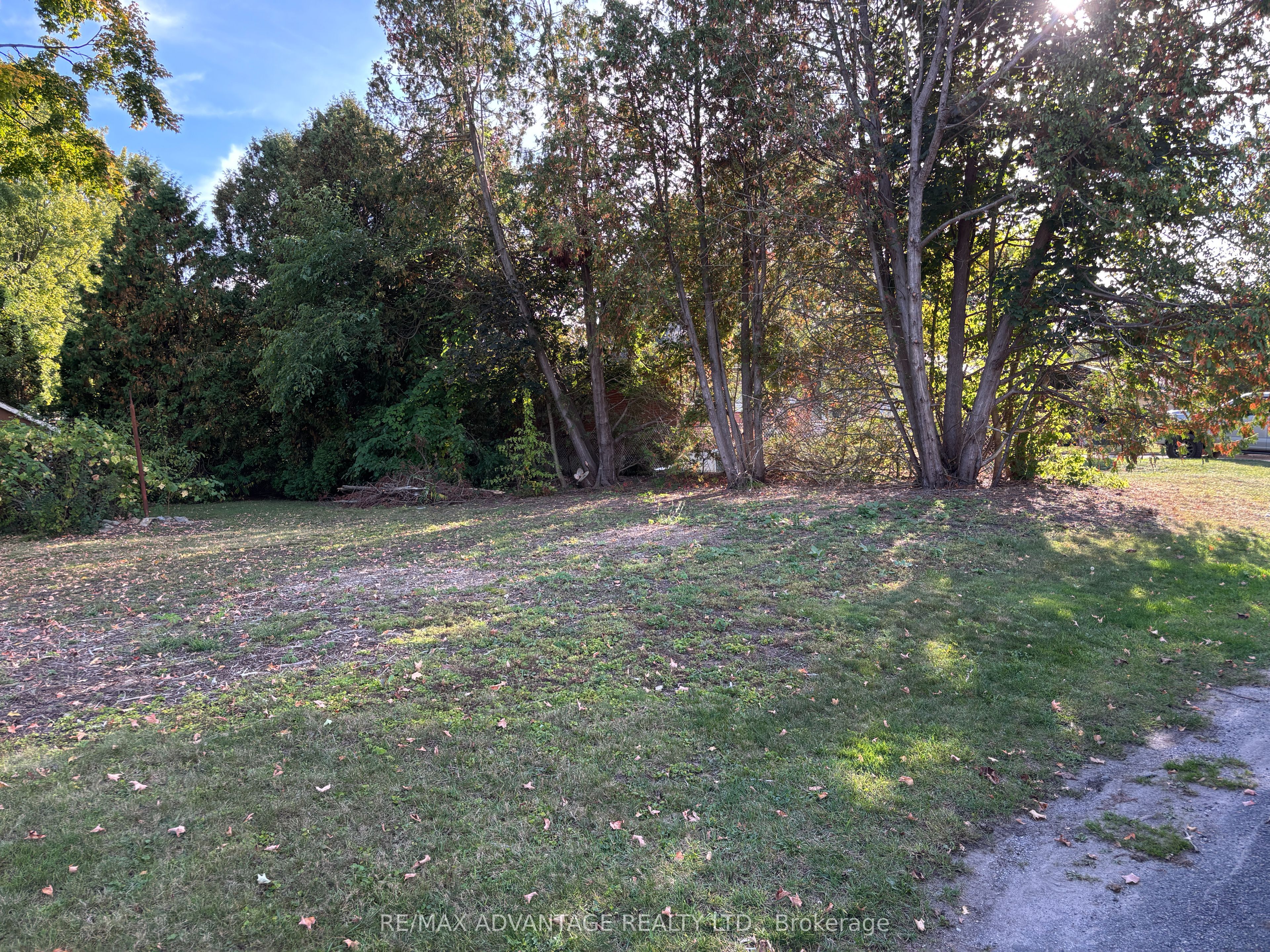 001 Woodbine Street, London South, ON N6K 2P3 photo 3