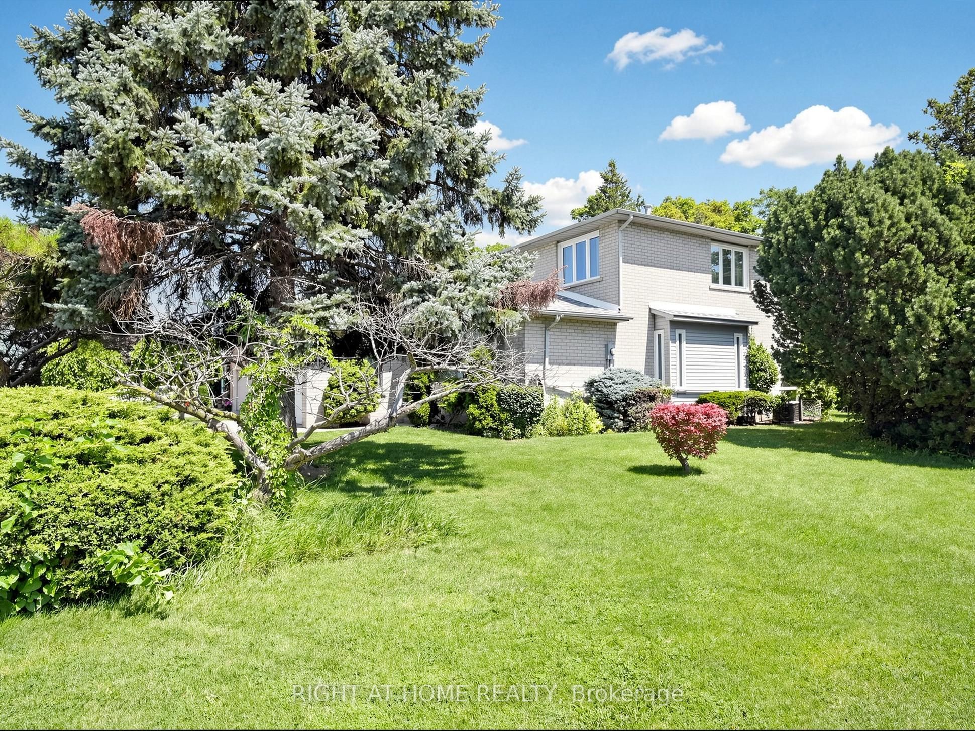 138 Strawberry Drive, Hamilton, ON L8E 4R7 photo 2