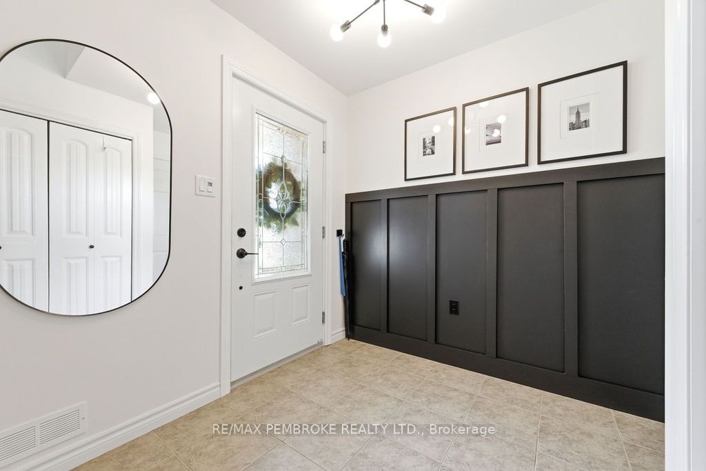 35 Winfield Street, Petawawa, ON K8H 0A2 photo 3