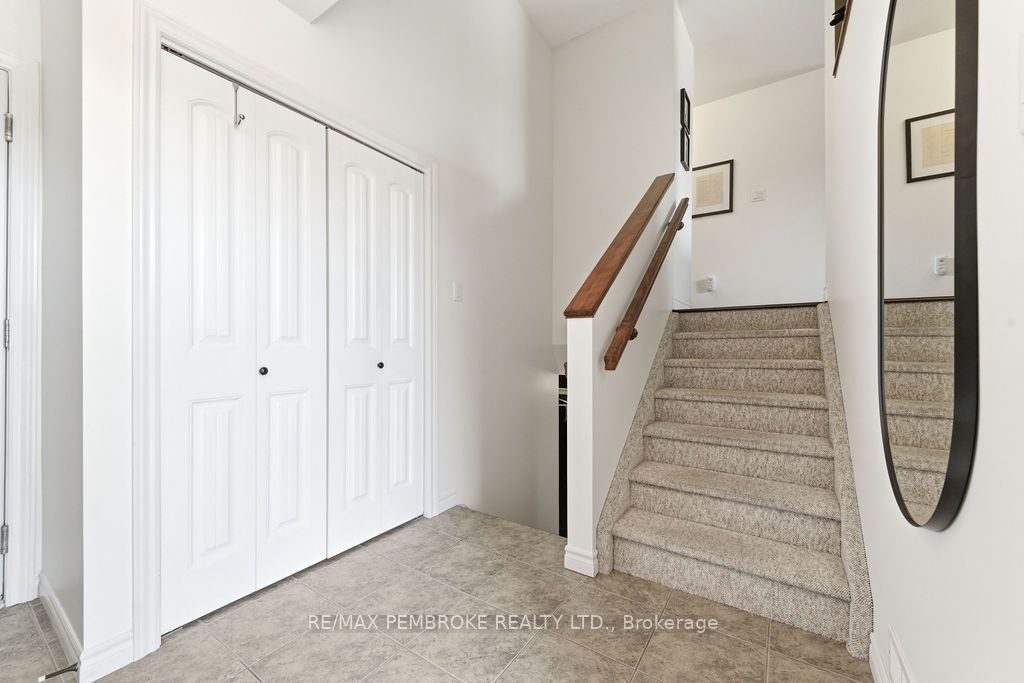 35 Winfield Street, Petawawa, ON K8H 0A2 photo 4
