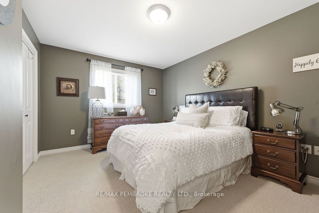 35 Winfield Street, Petawawa, ON K8H 0A2 photo 5