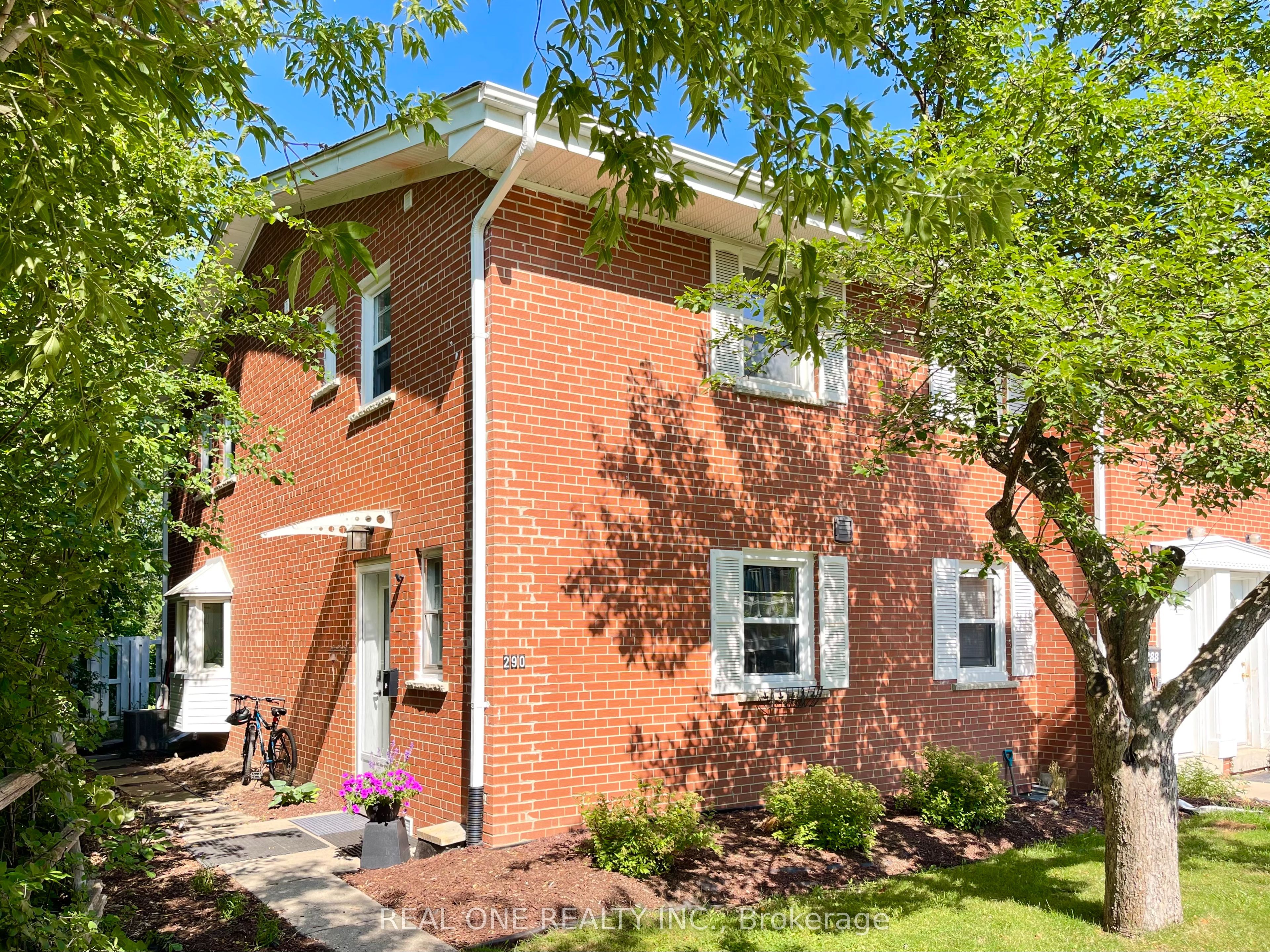 290 WESTCOURT Place, Waterloo, ON N2L 2R7