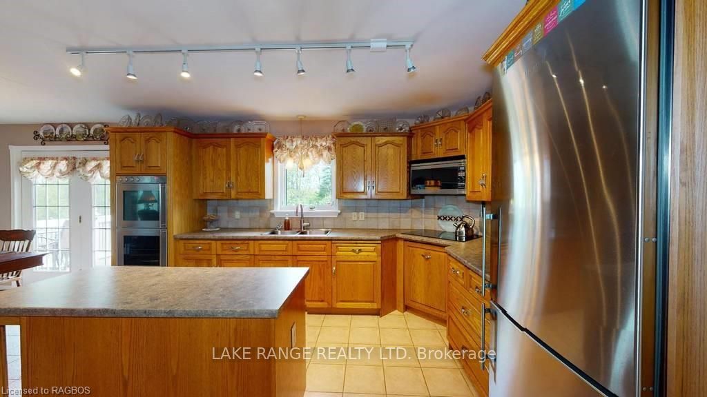 349 SOUTH DELHI Street, Huron-Kinloss, ON N0G 2H0 photo 2