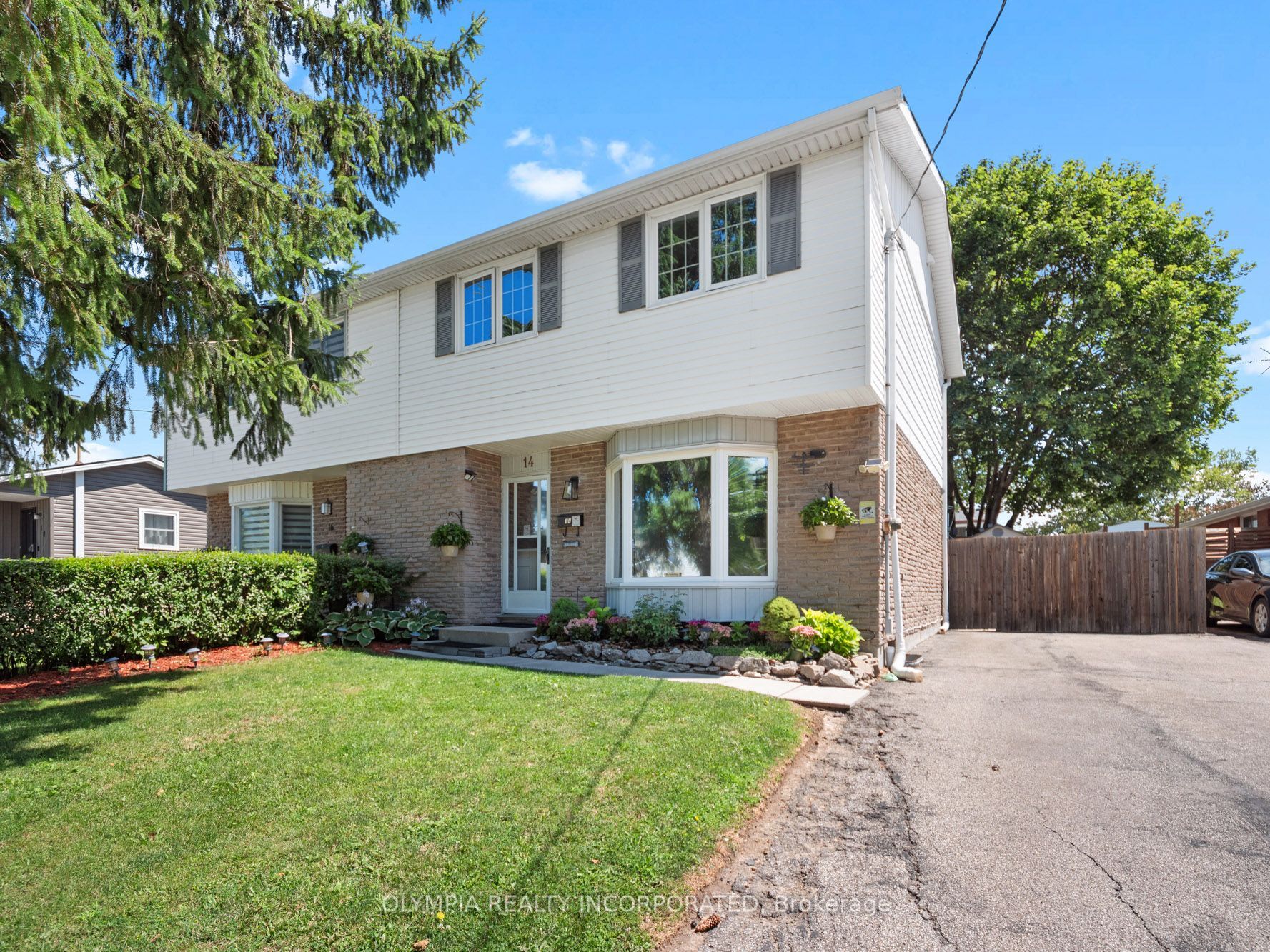 14 Hill Park Lane, St. Catharines, ON L2N 1C6