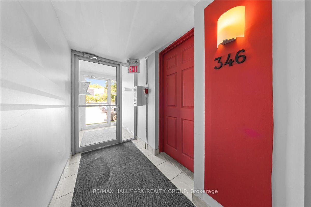 346 Garden Glen Private, Meadowlands - Crestview and Area, ON K2G 1E4 photo 2