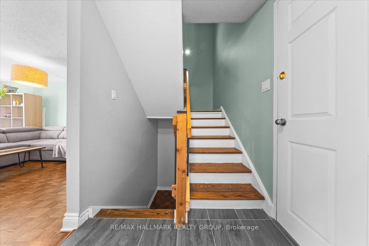 346 Garden Glen Private, Meadowlands - Crestview and Area, ON K2G 1E4 photo 5