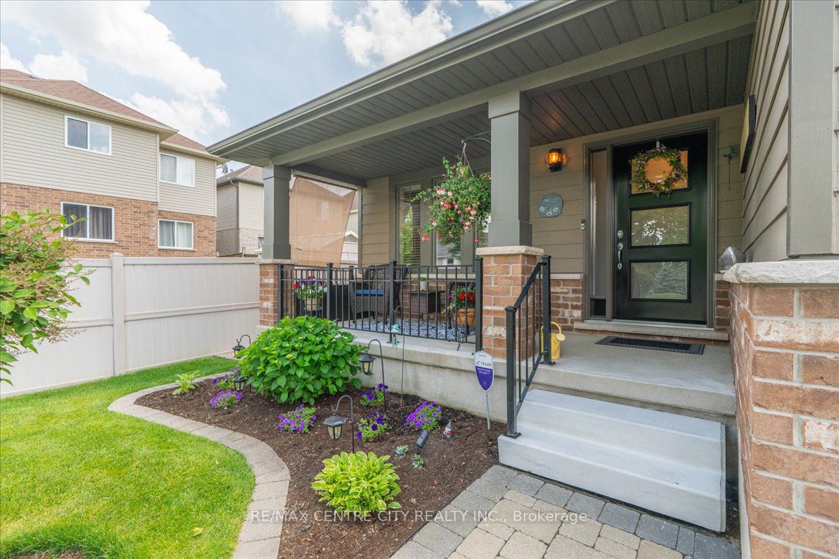 2 Cherry Blossom Lane, St. Thomas, ON N5R 1L2 photo 3