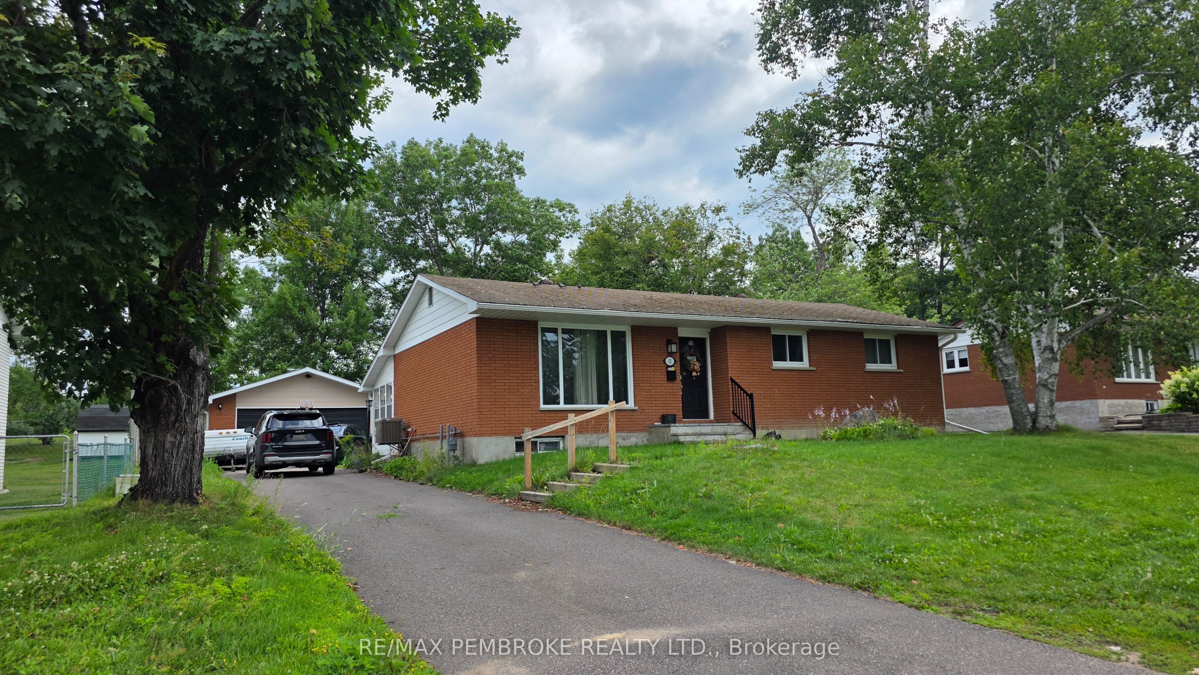 32 Park Drive, Petawawa, ON K8H 2E1