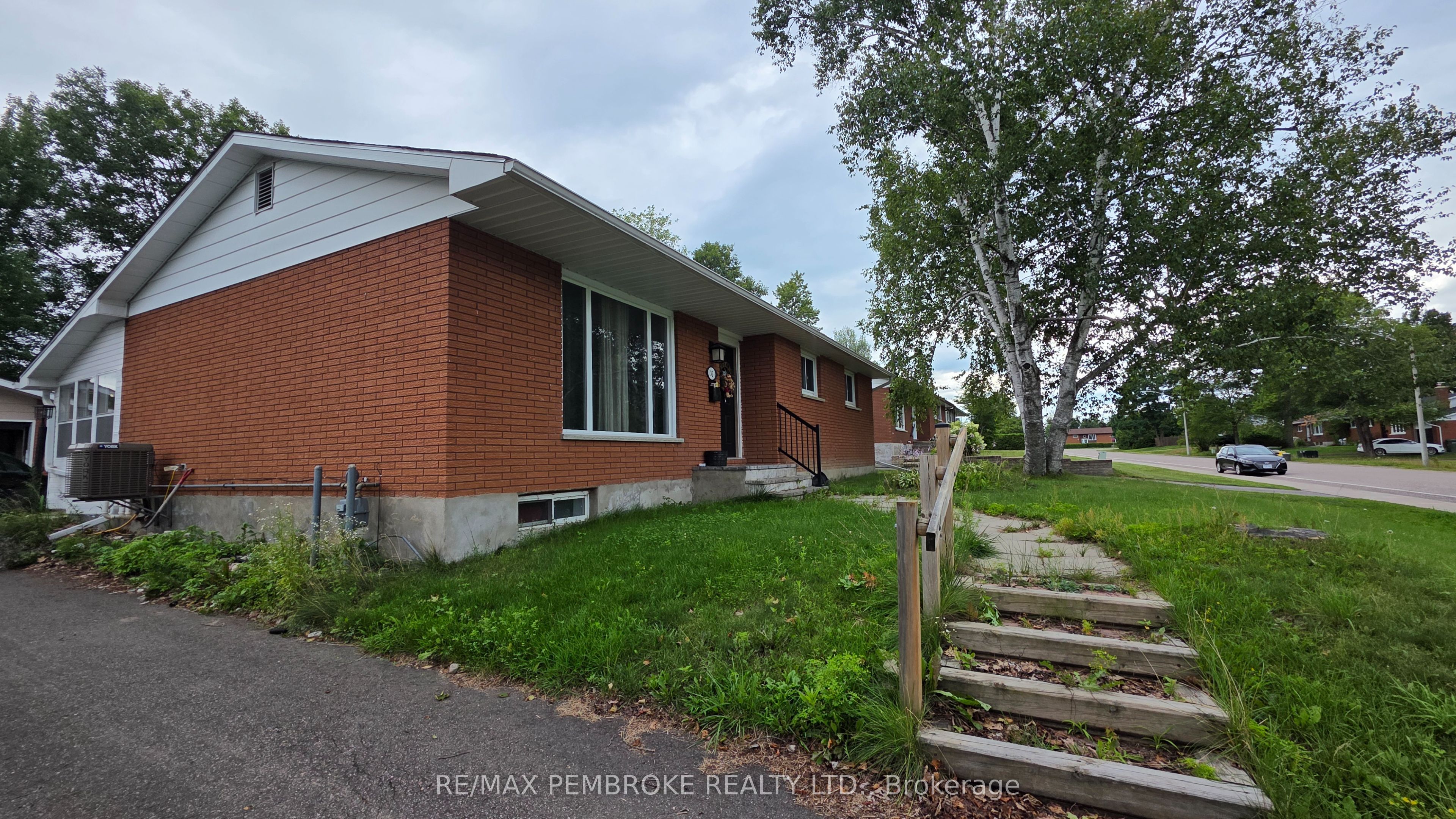 32 Park Drive, Petawawa, ON K8H 2E1 photo 2