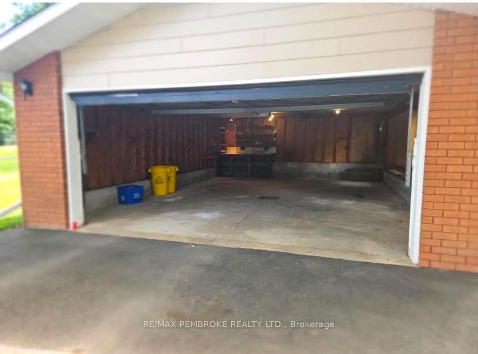 32 Park Drive, Petawawa, ON K8H 2E1 photo 3