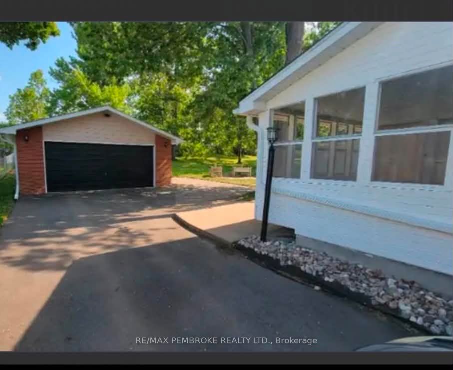 32 Park Drive, Petawawa, ON K8H 2E1 photo 4