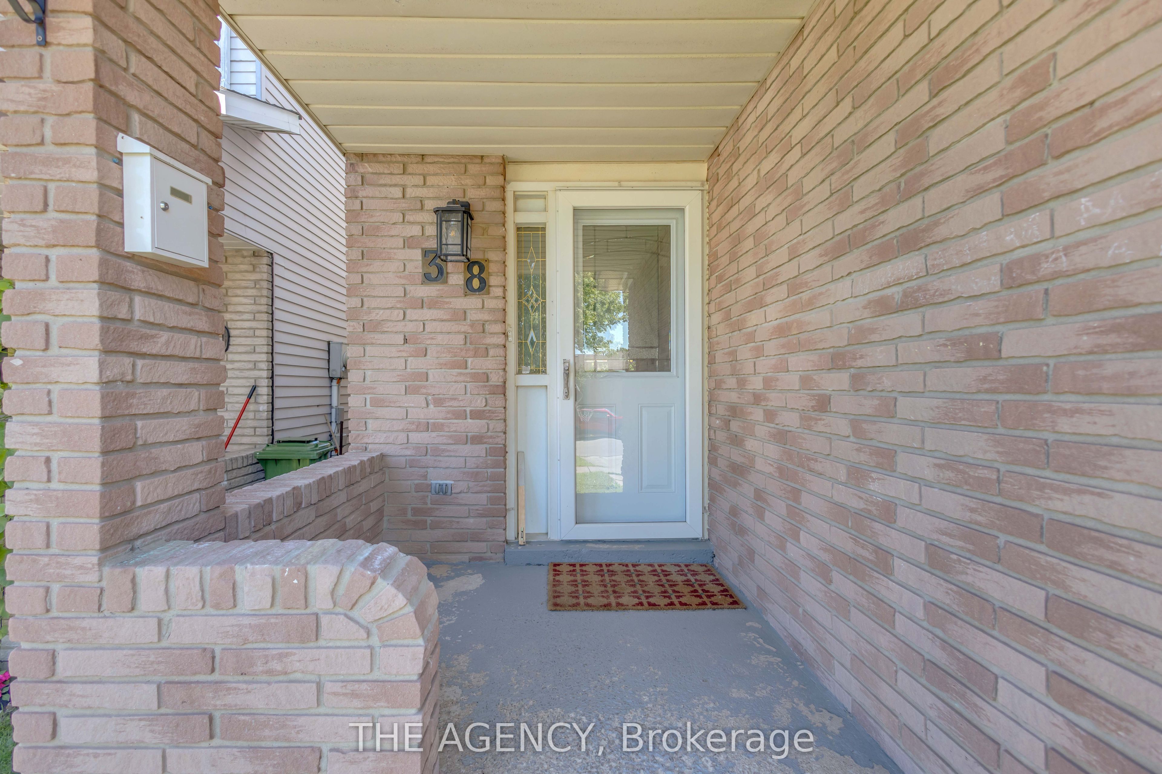 38 Athenia Drive, Hamilton, ON L8J 1S6 photo 2