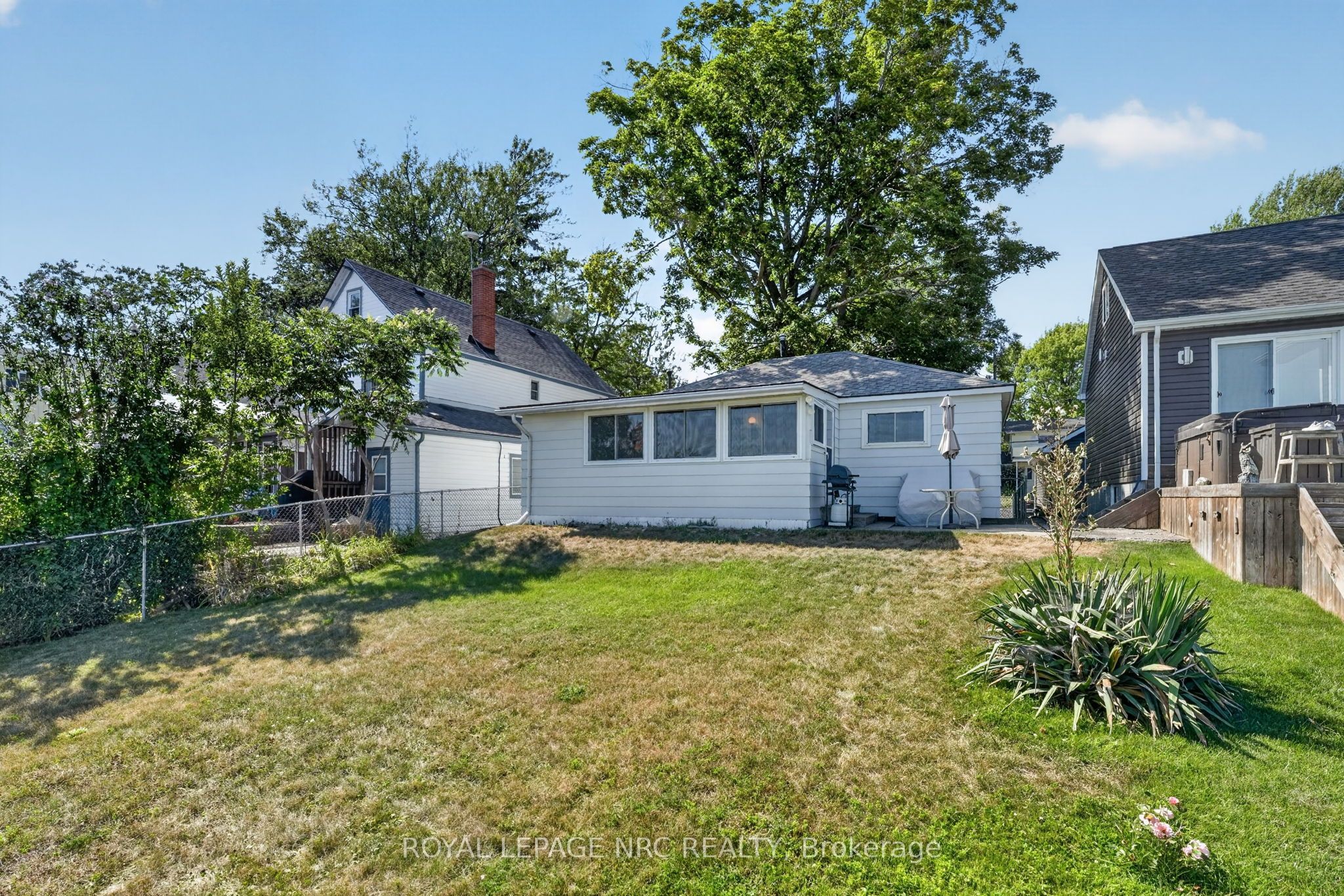 3779 Crystal Beach Drive, Fort Erie, ON L0S 1B0 photo 2
