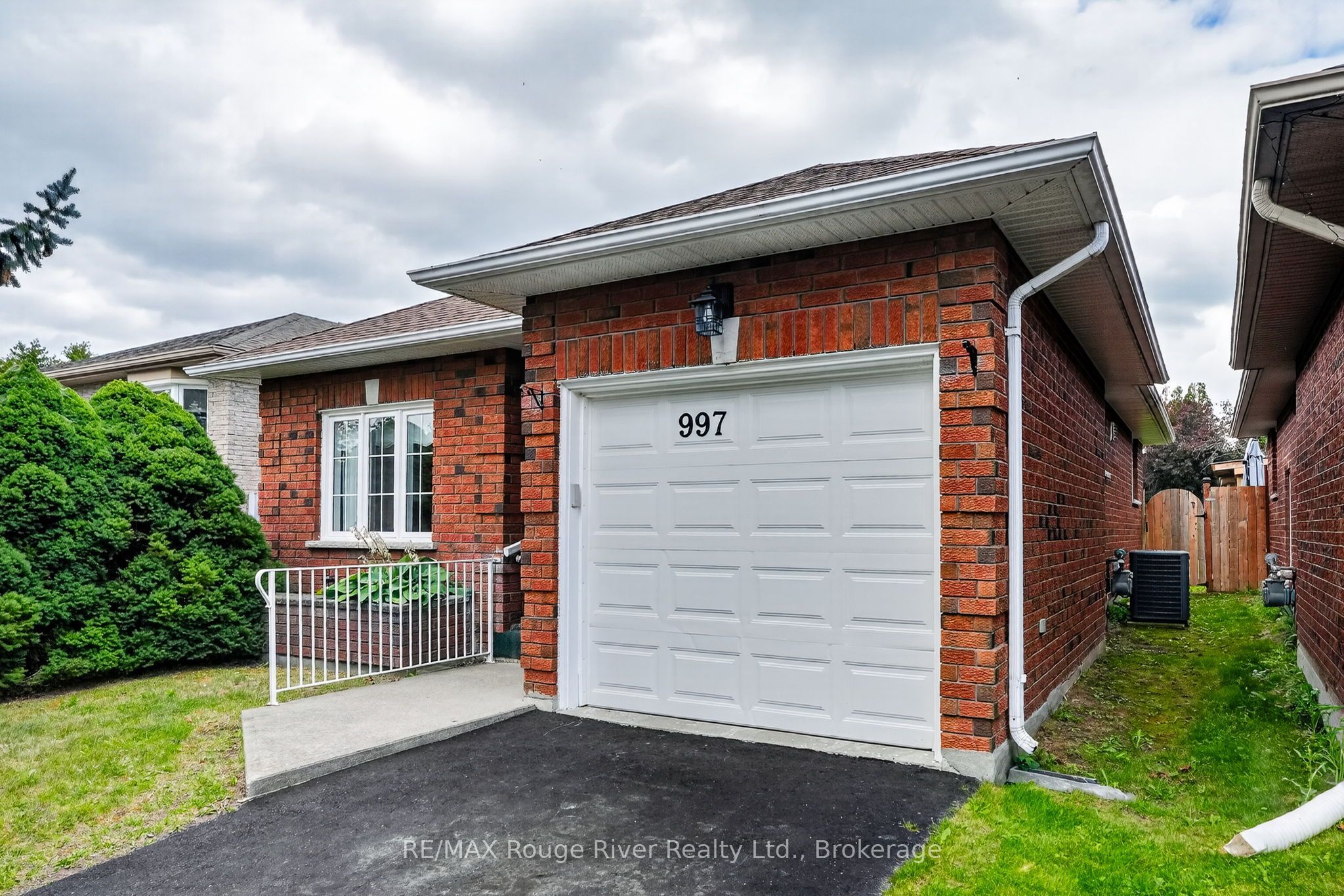 997 Field Court, Cobourg, ON K9A 5M9 photo 2