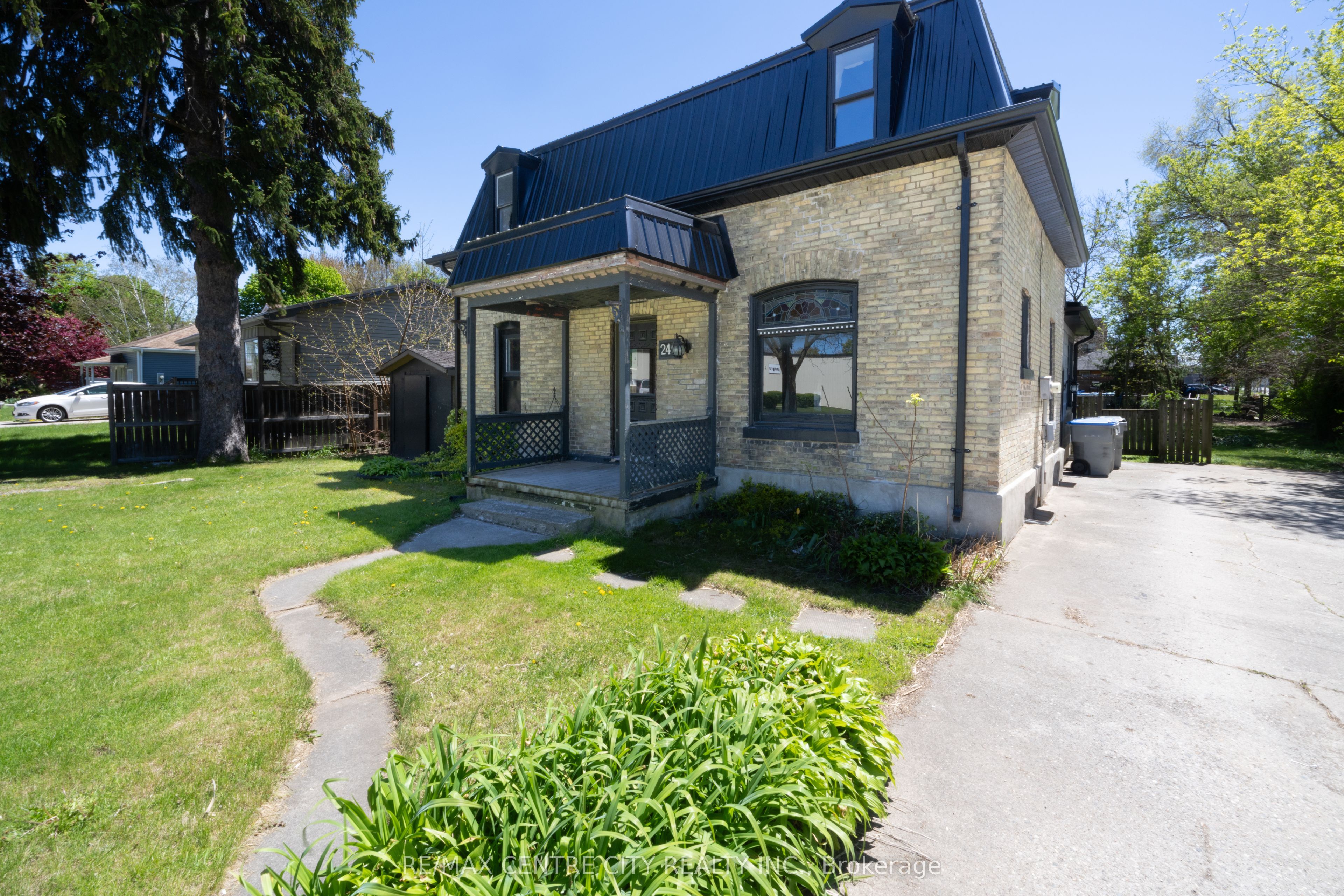 240 Maitland Street, Strathroy-Caradoc, ON N7G 1S9 photo 2