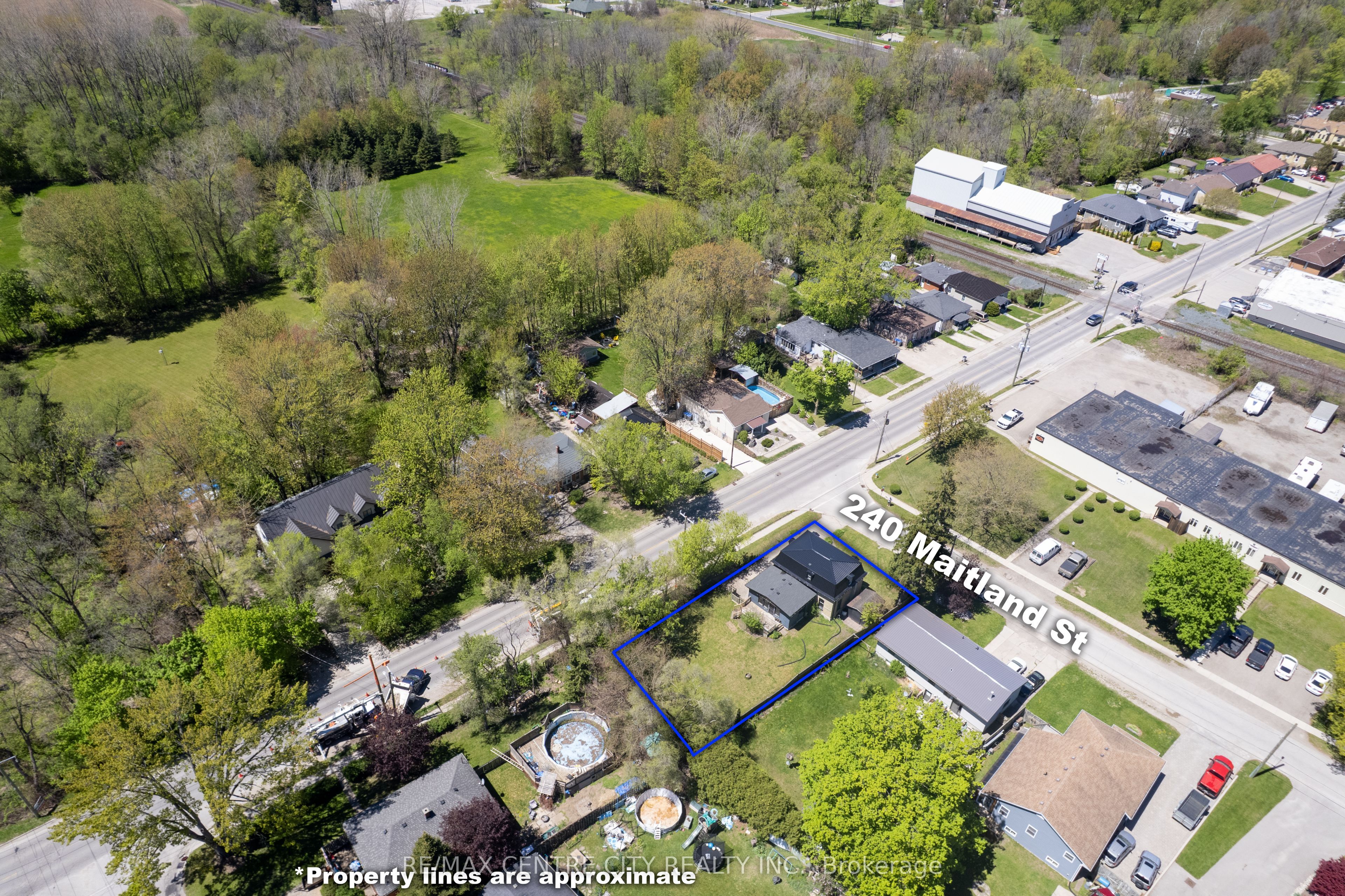 240 Maitland Street, Strathroy-Caradoc, ON N7G 1S9 photo 4