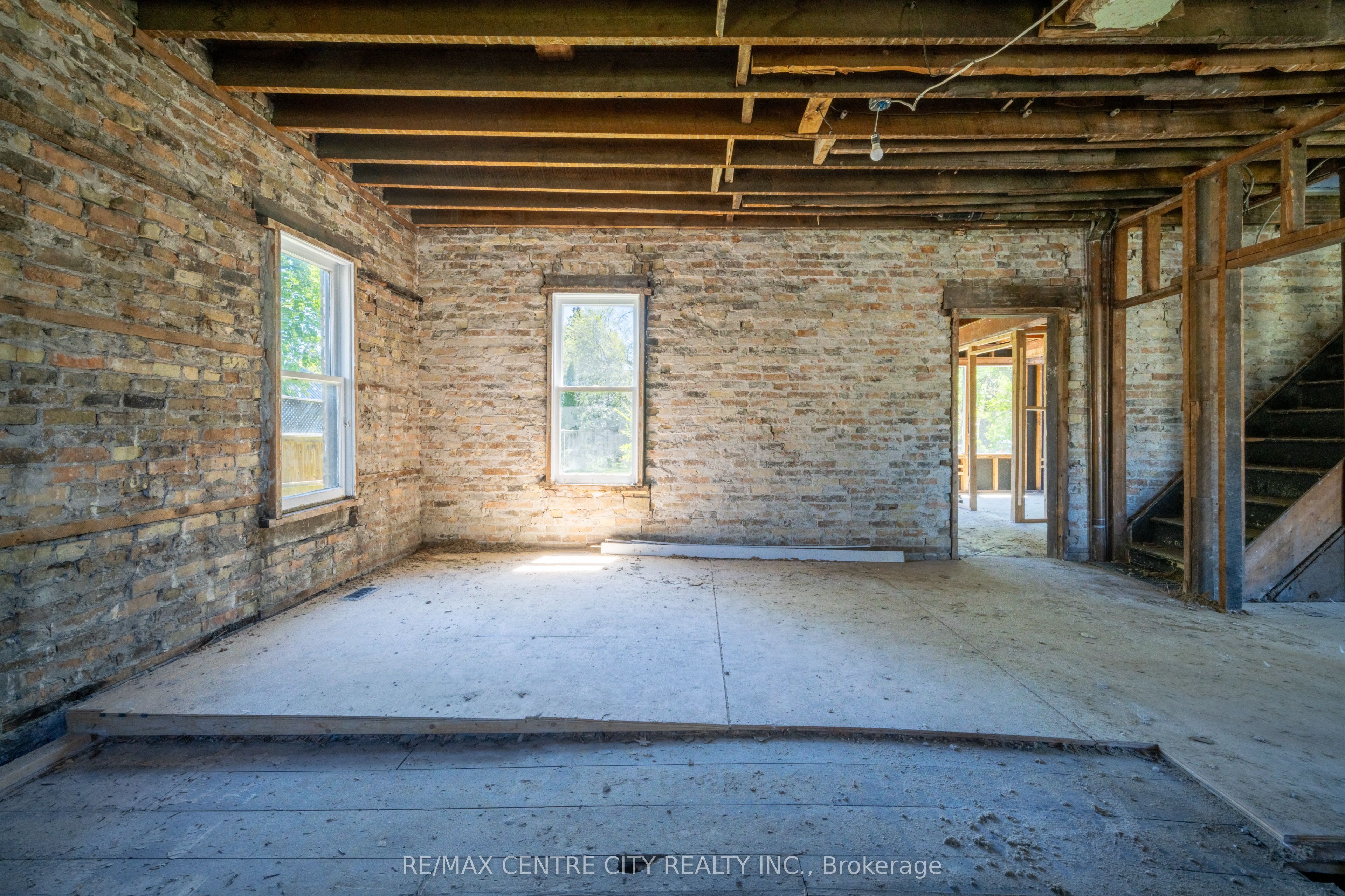 240 Maitland Street, Strathroy-Caradoc, ON N7G 1S9 photo 5
