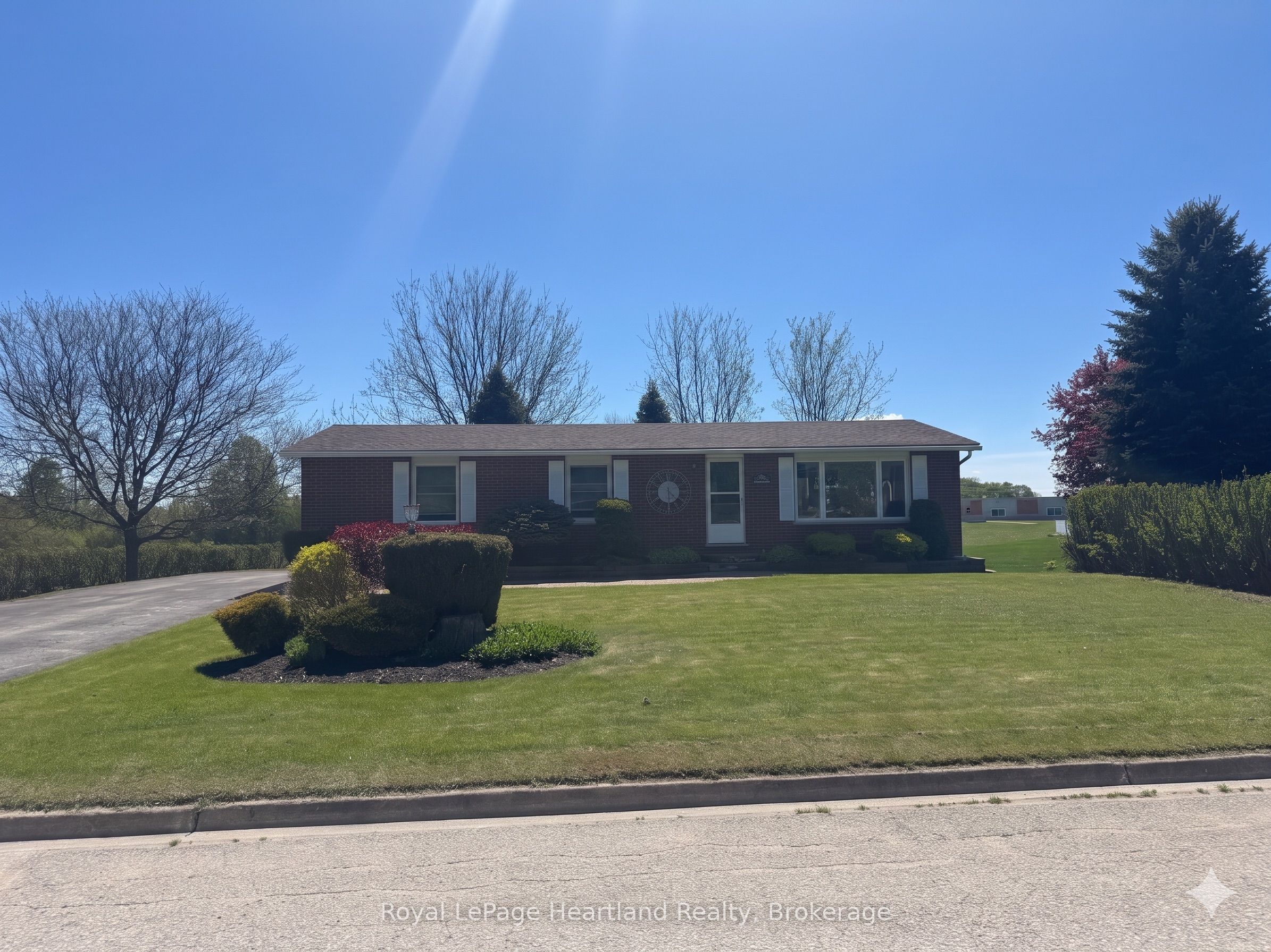 284 MANOR Road, North Huron, ON N0G 2W0 photo 2