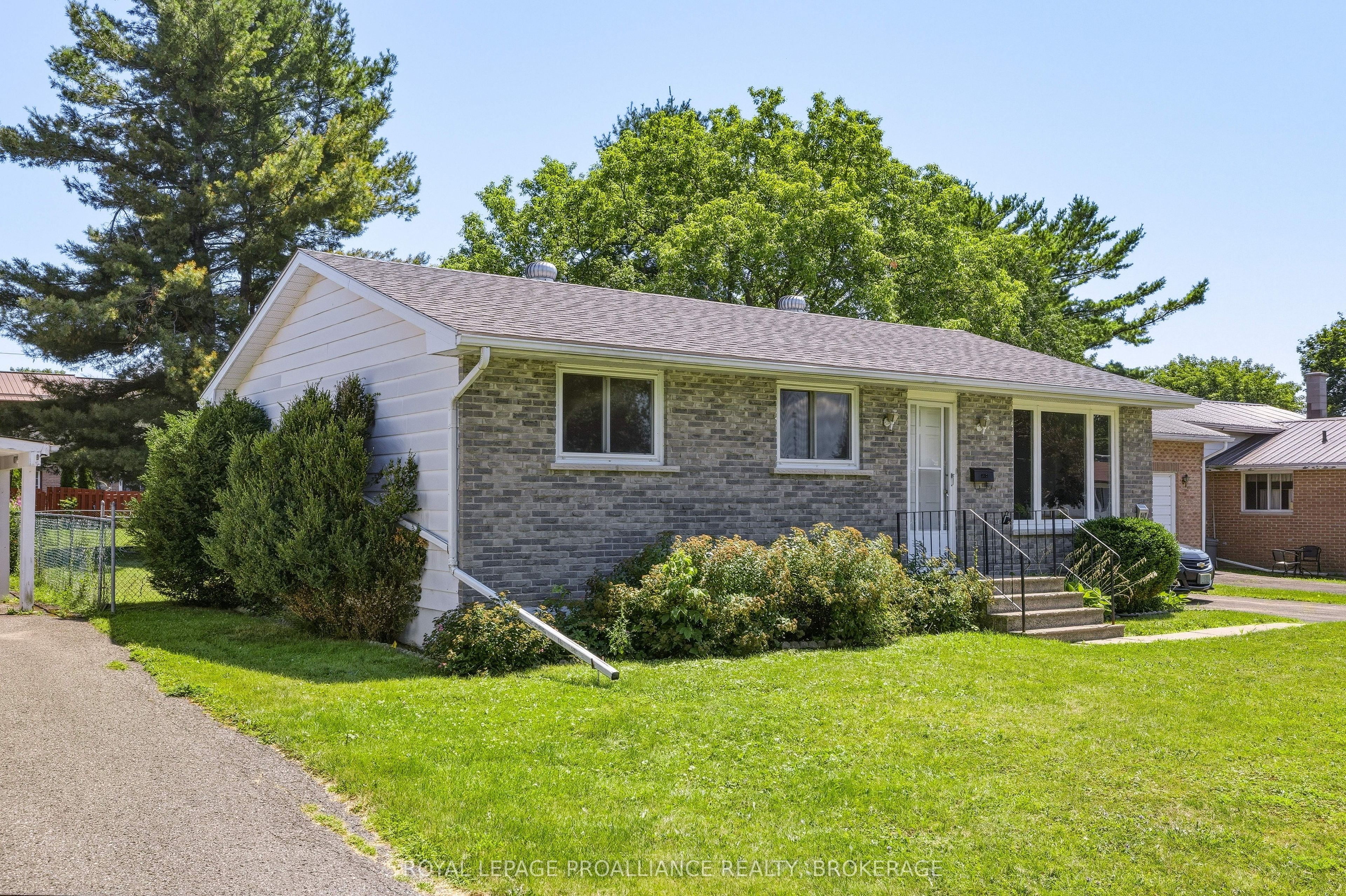 367 Georgiana Street, Gananoque, ON K7G 1N1 photo 2