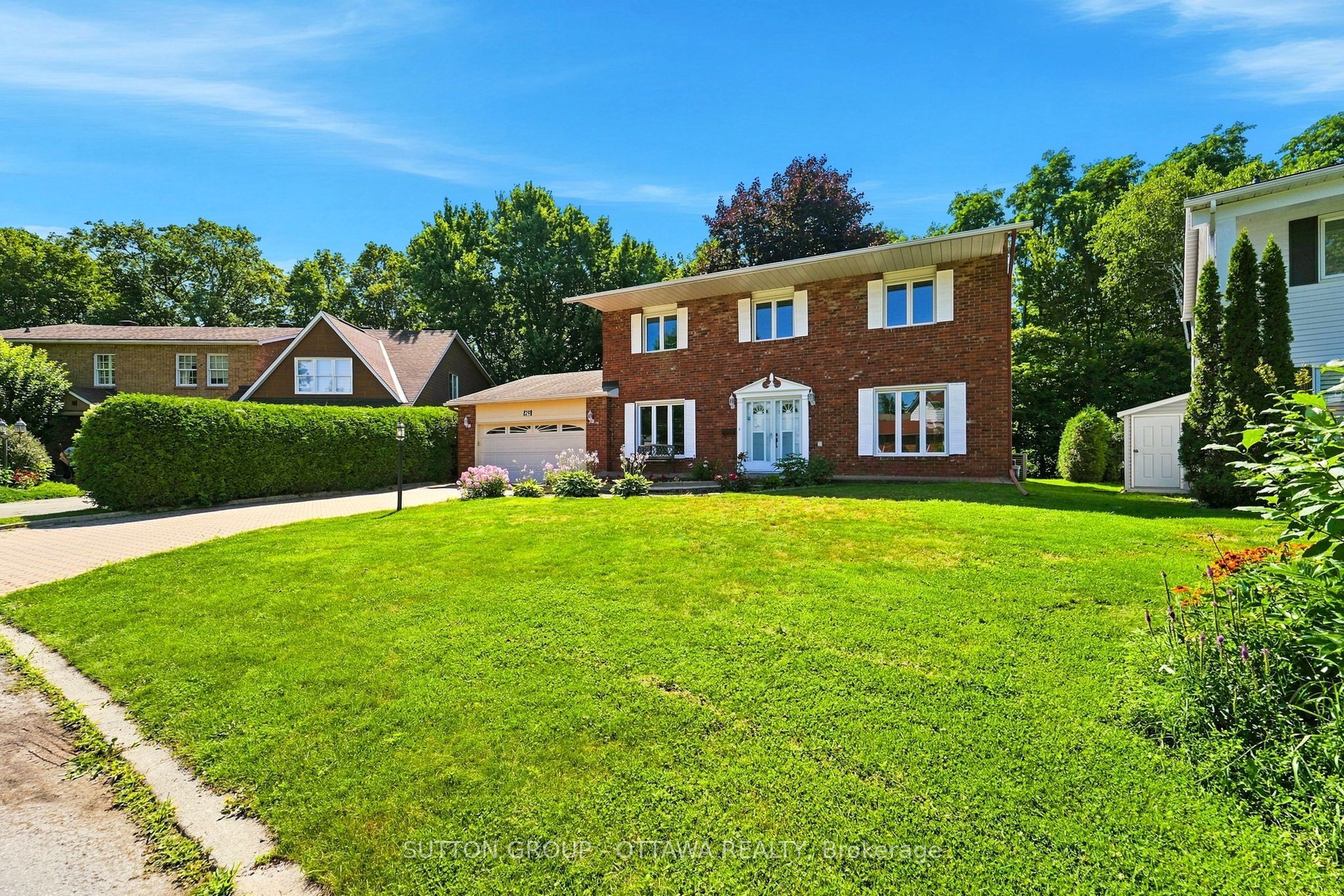 29 Chesswood Court, Country Place - Pineglen - Crestview and Area, ON K2E 7E3 photo 2