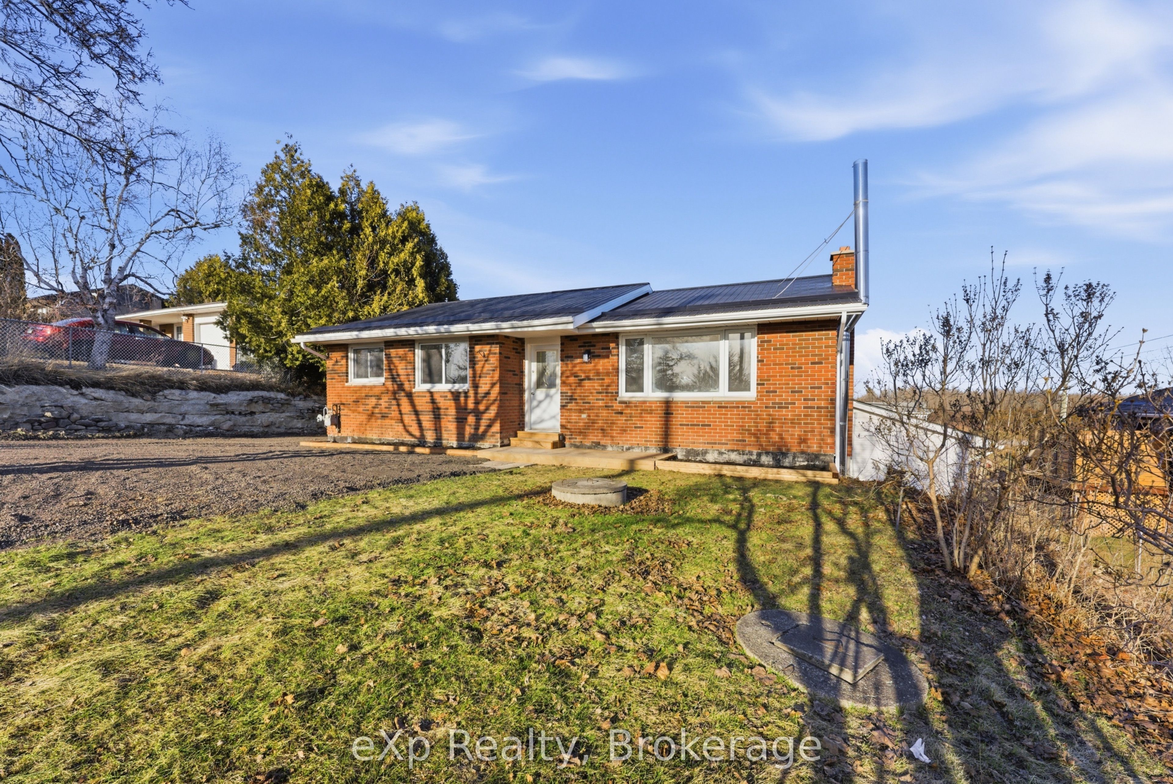 696 Whites Road, Quinte West, ON K8V 5P8 photo 2