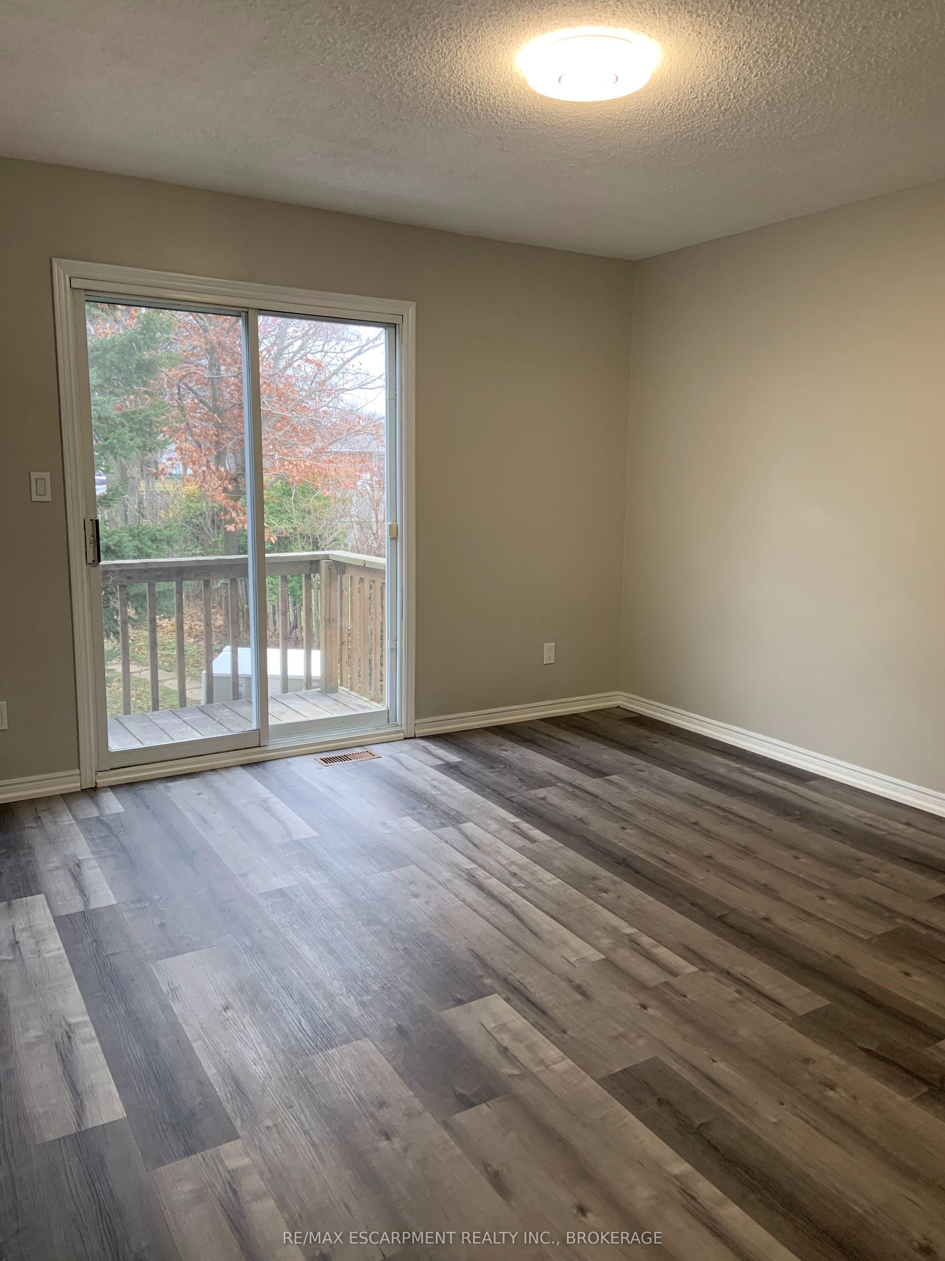 87 CHAPEL HILL Crescent Main, Welland, ON L3C 6G8 photo 3
