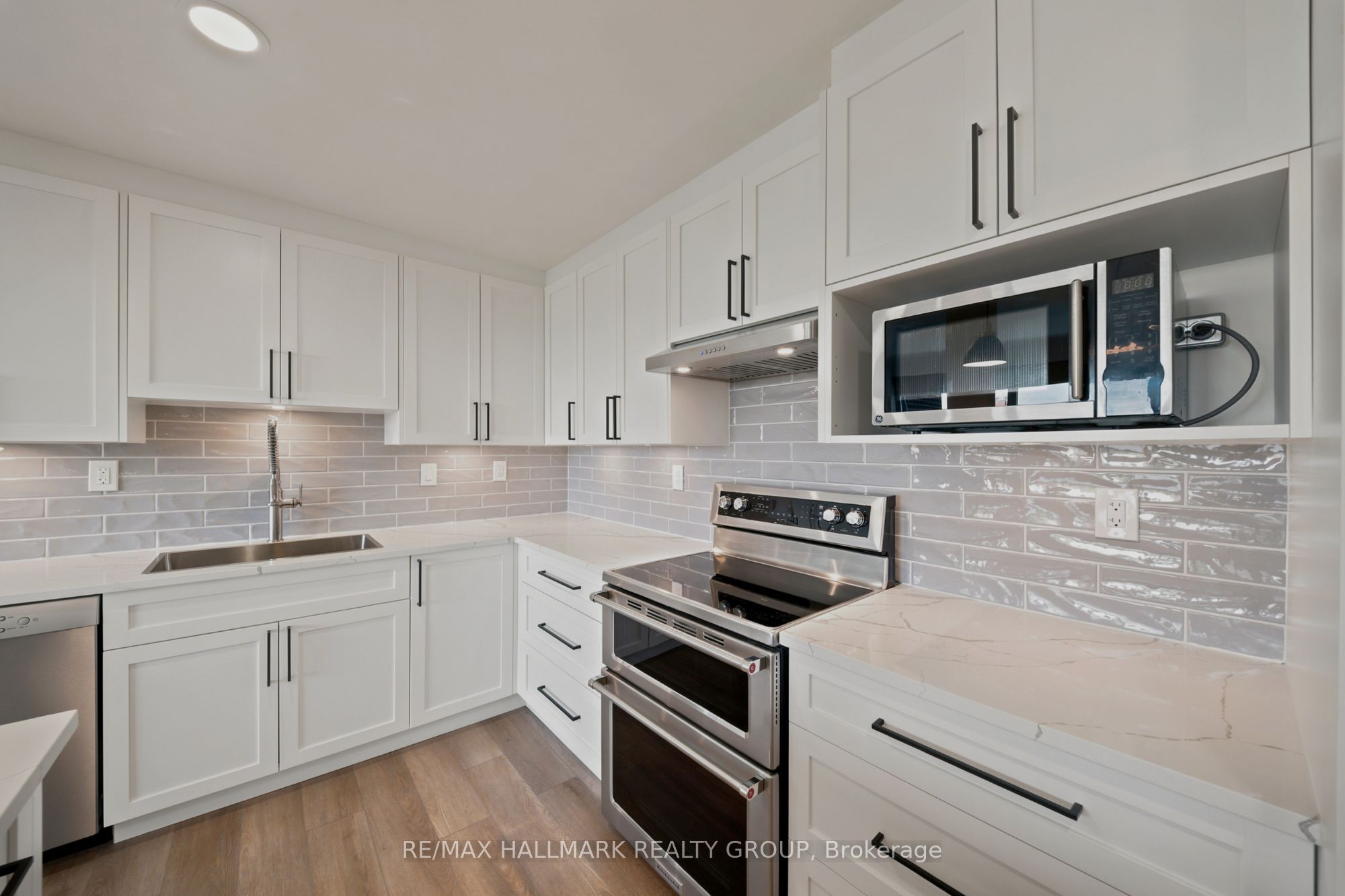 20 CHESTERTON Drive 714, Cityview - Parkwoods Hills - Rideau Shore, ON K2E 6Z7 photo 3